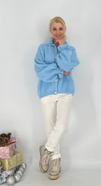 Strickjacke mit goldfarbenen Knöpfen, mit Wolle