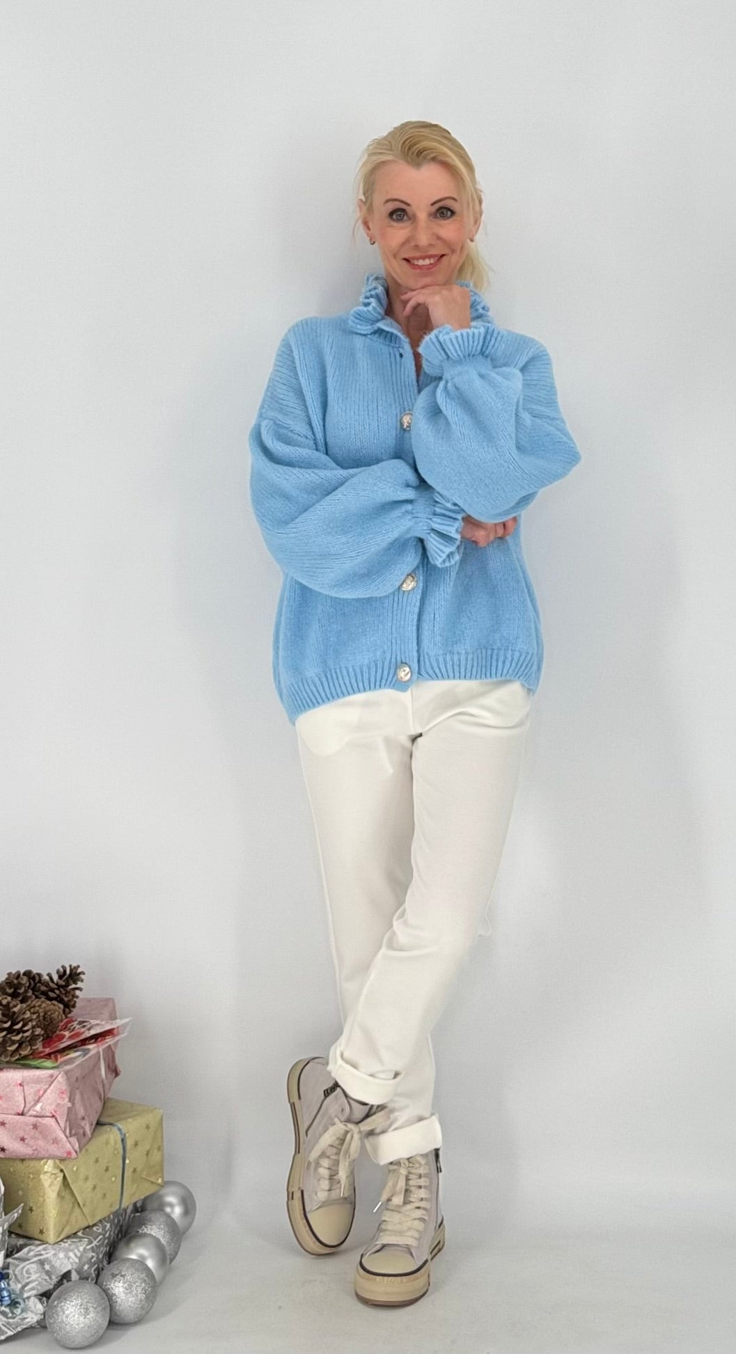 Strickjacke mit goldfarbenen Knöpfen, mit Wolle