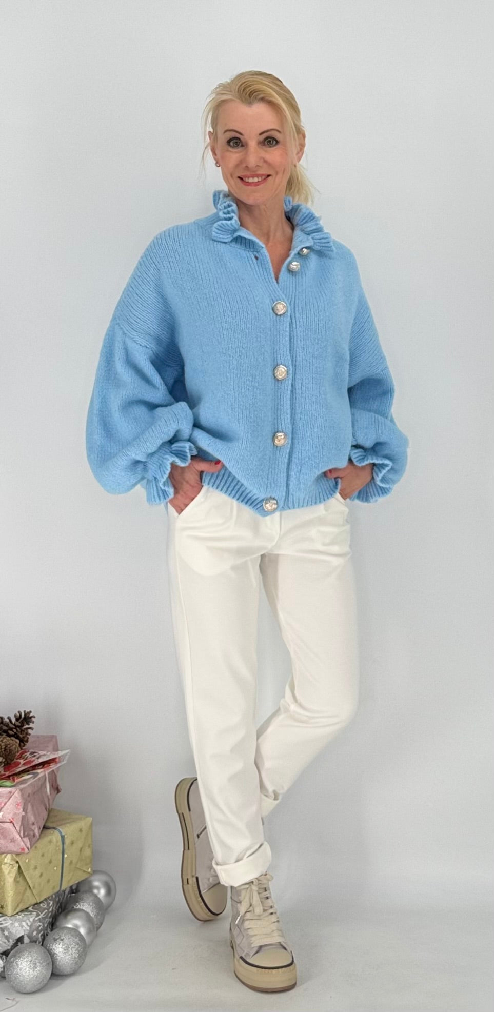 Strickjacke mit goldfarbenen Knöpfen, mit Wolle