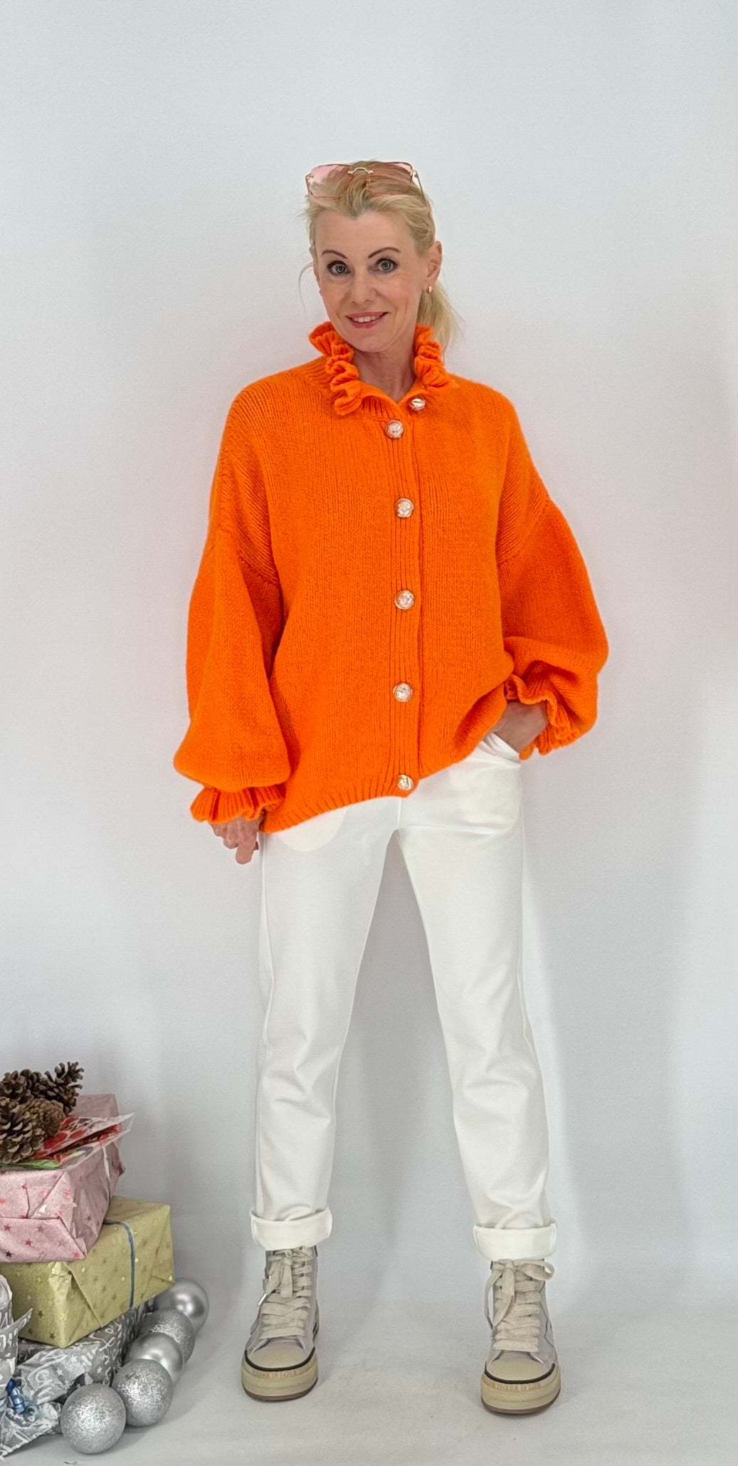 Strickjacke mit goldfarbenen Knöpfen, mit Wolle