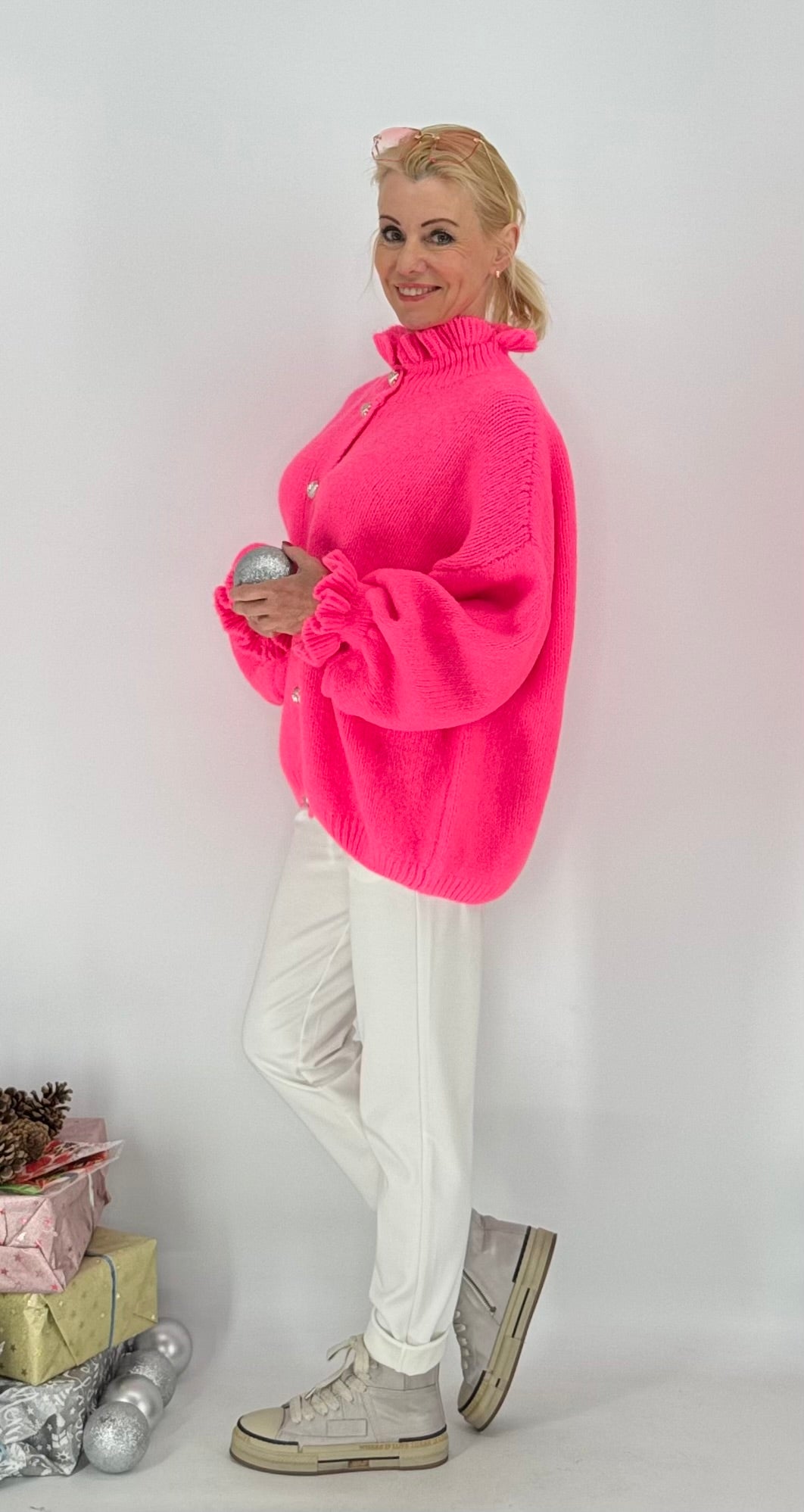 Strickjacke mit goldfarbenen Knöpfen, mit Wolle