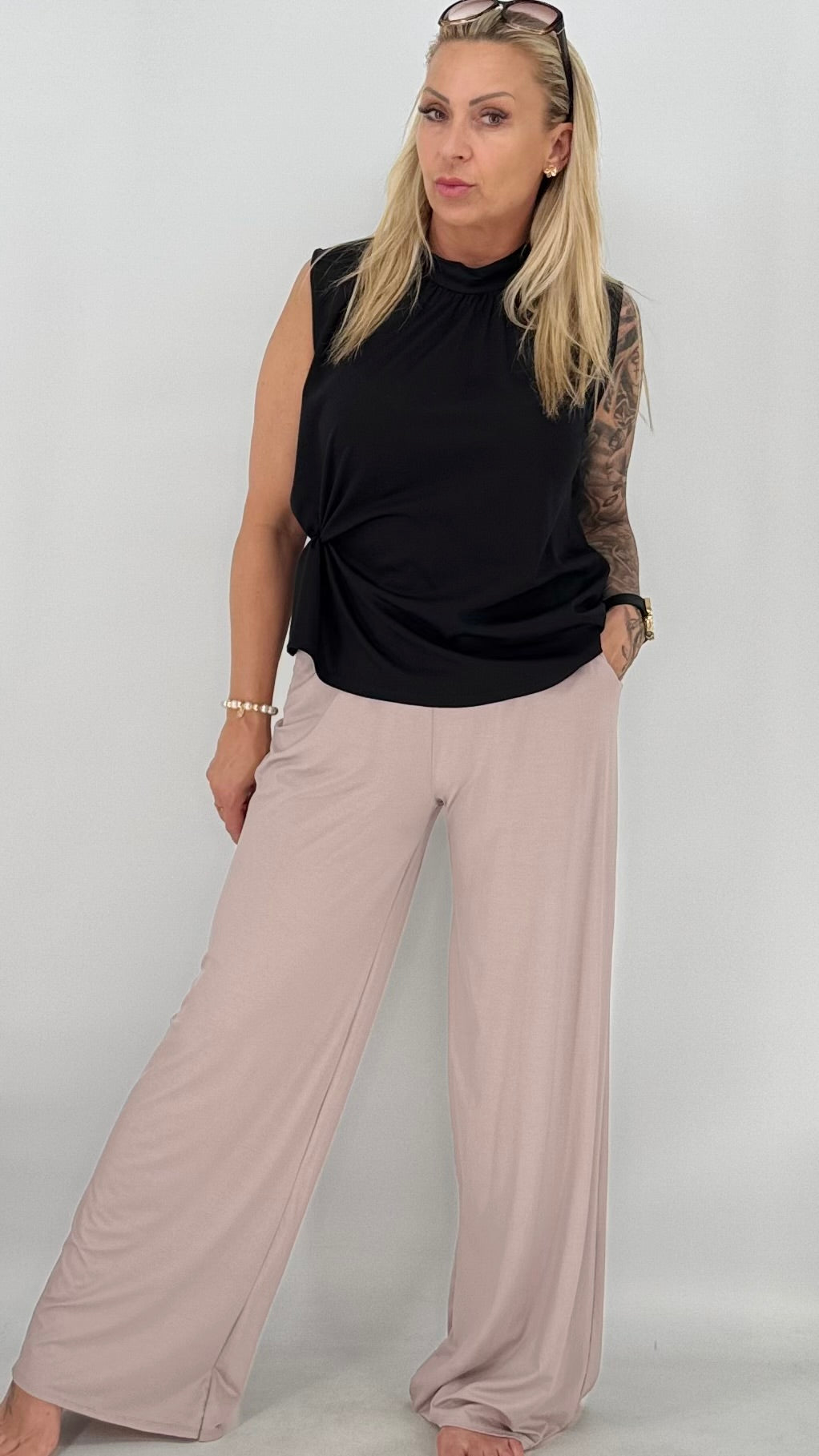 Top Neckholder, in Schwarz, Braun, Taupe