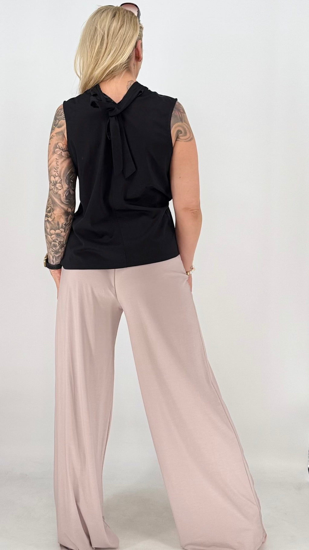 Top Neckholder, in Schwarz, Braun, Taupe