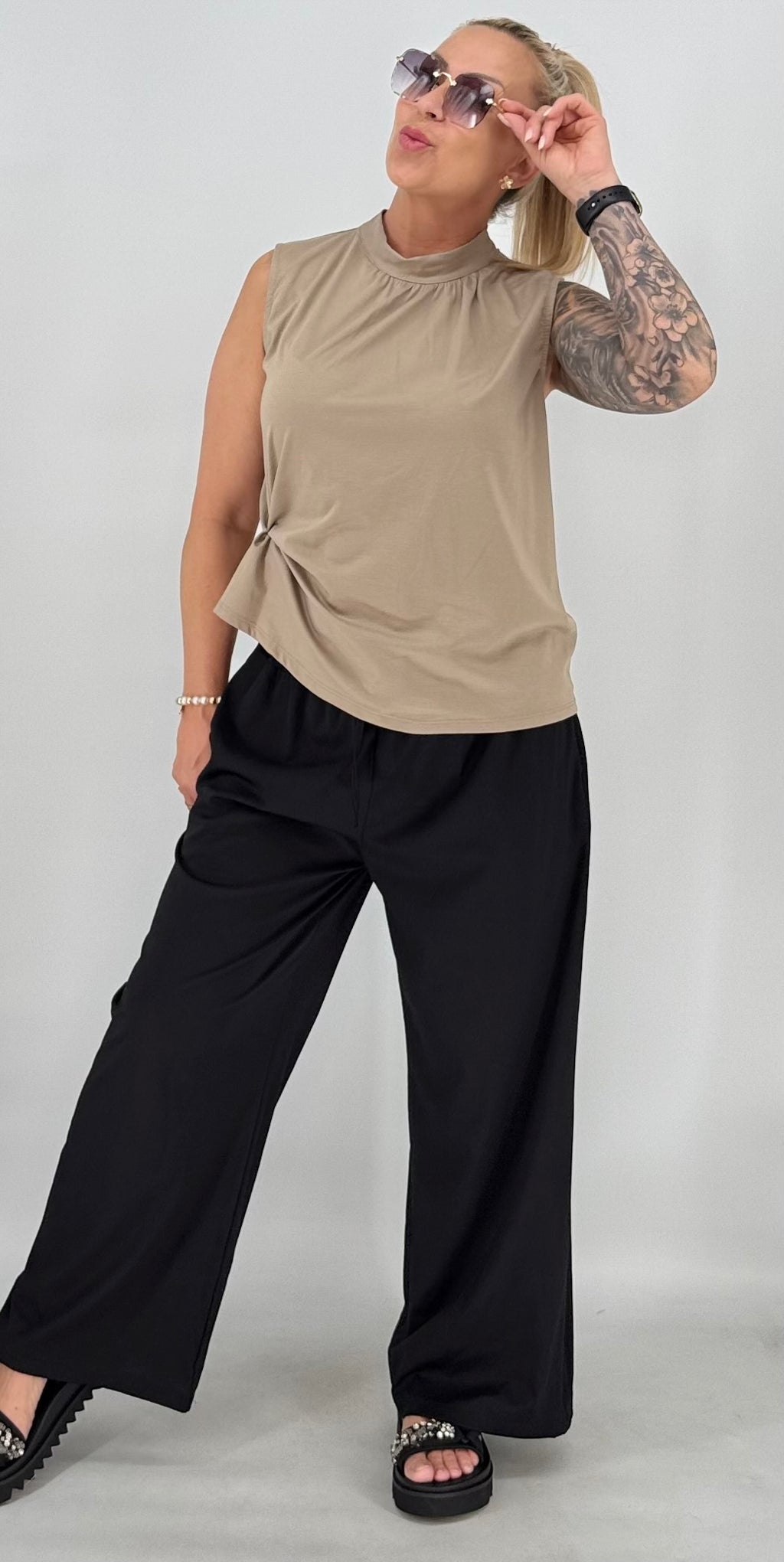 Top Neckholder, in Schwarz, Braun, Taupe