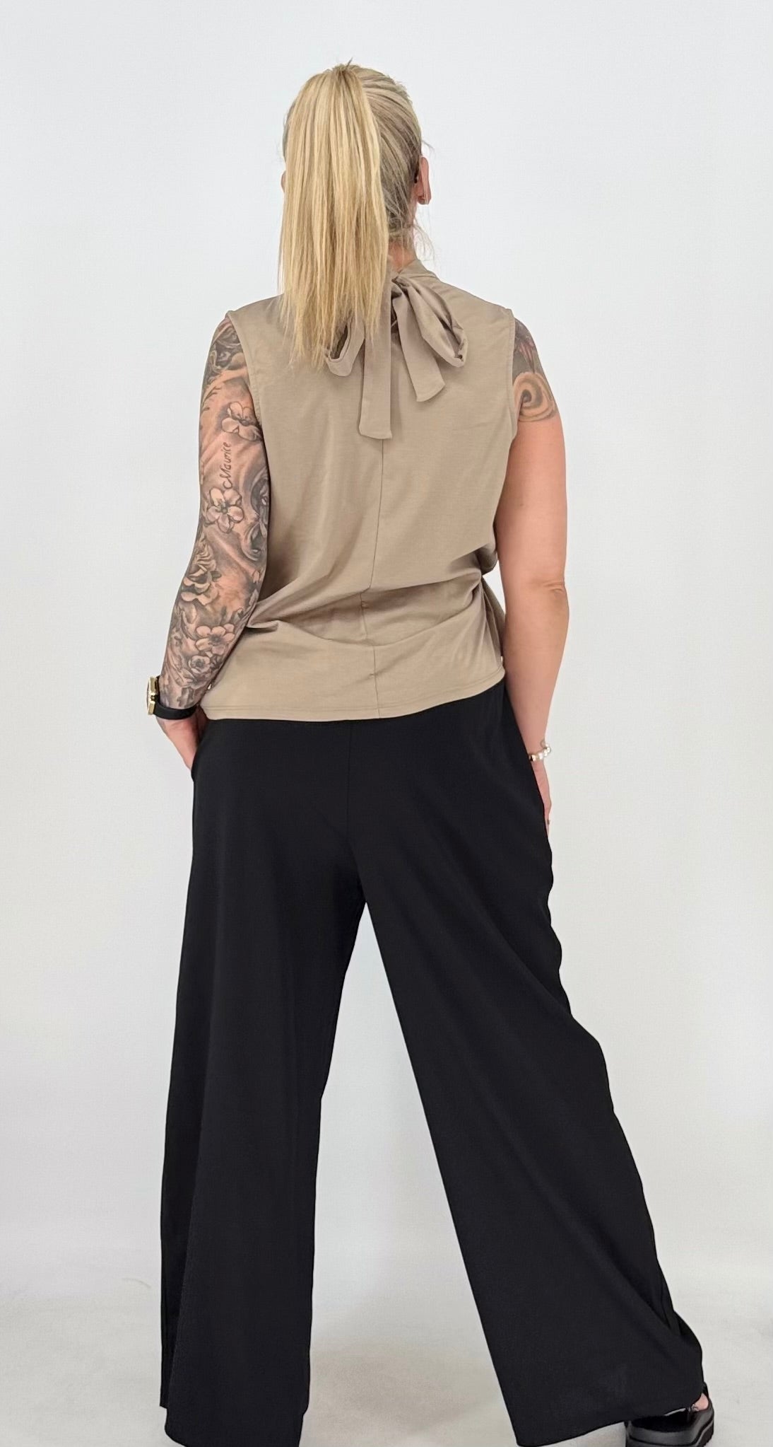 Top Neckholder, in Schwarz, Braun, Taupe