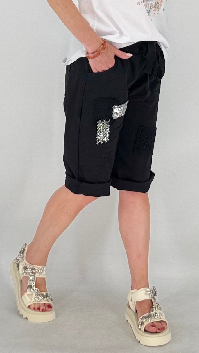 Kurze Hose in Pink, Beige, Schwarz