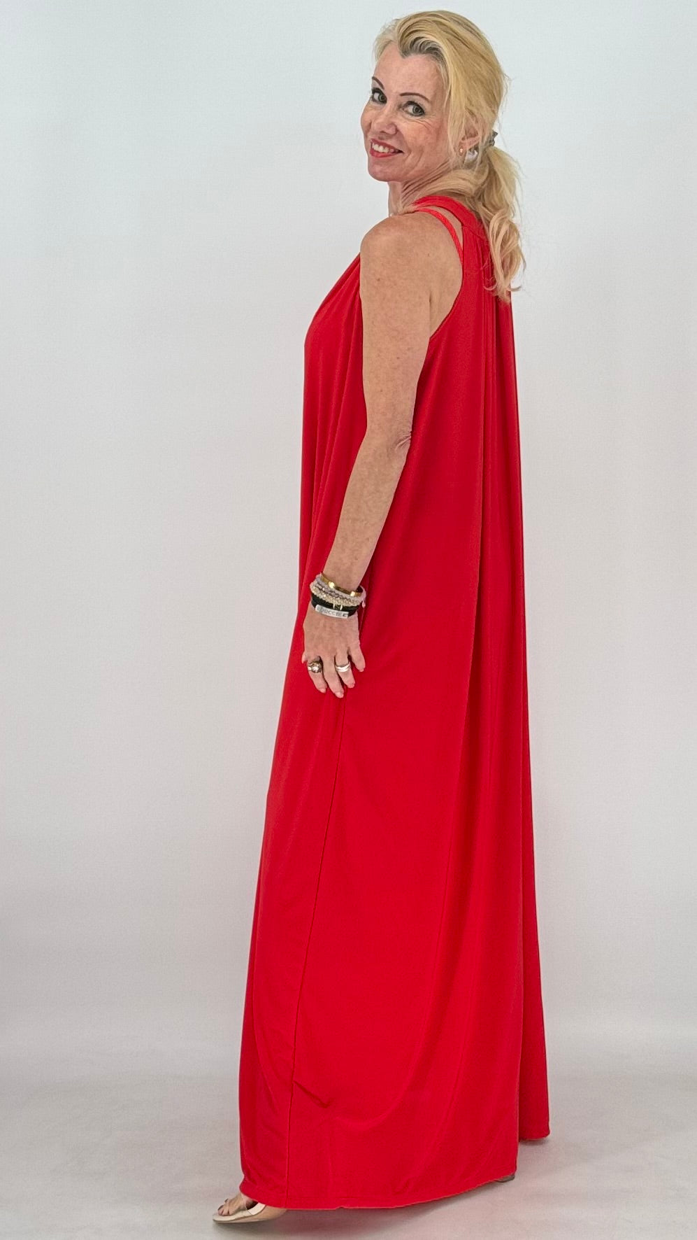 Langes Neckholder Kleid in Rot und Schwarz