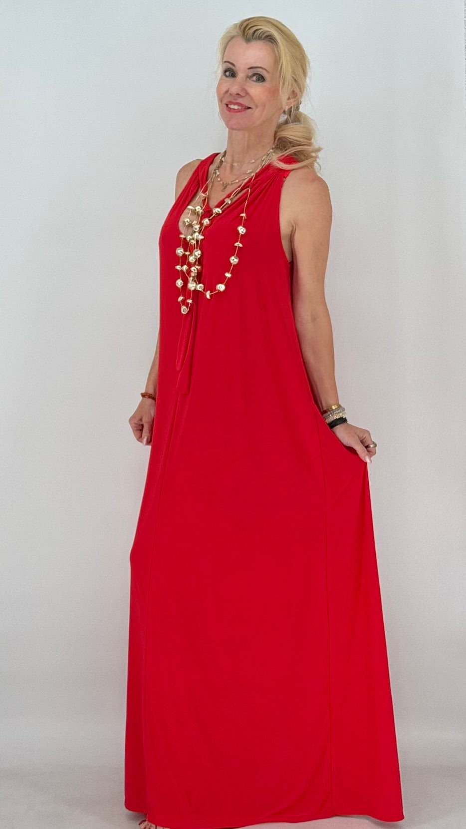 Langes Neckholder Kleid in Rot und Schwarz