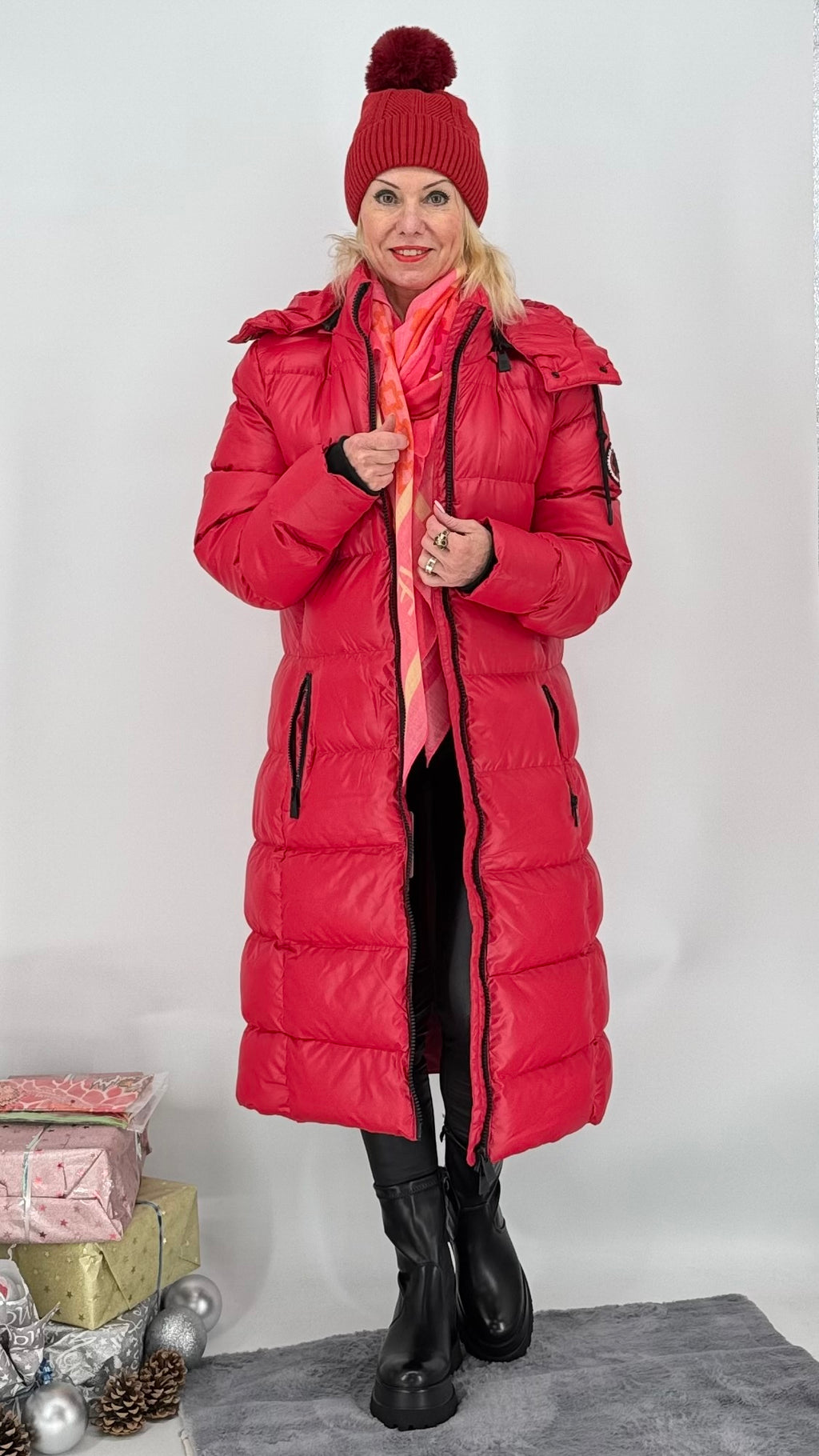 Stepp-Mantel in rot mit Kapuze