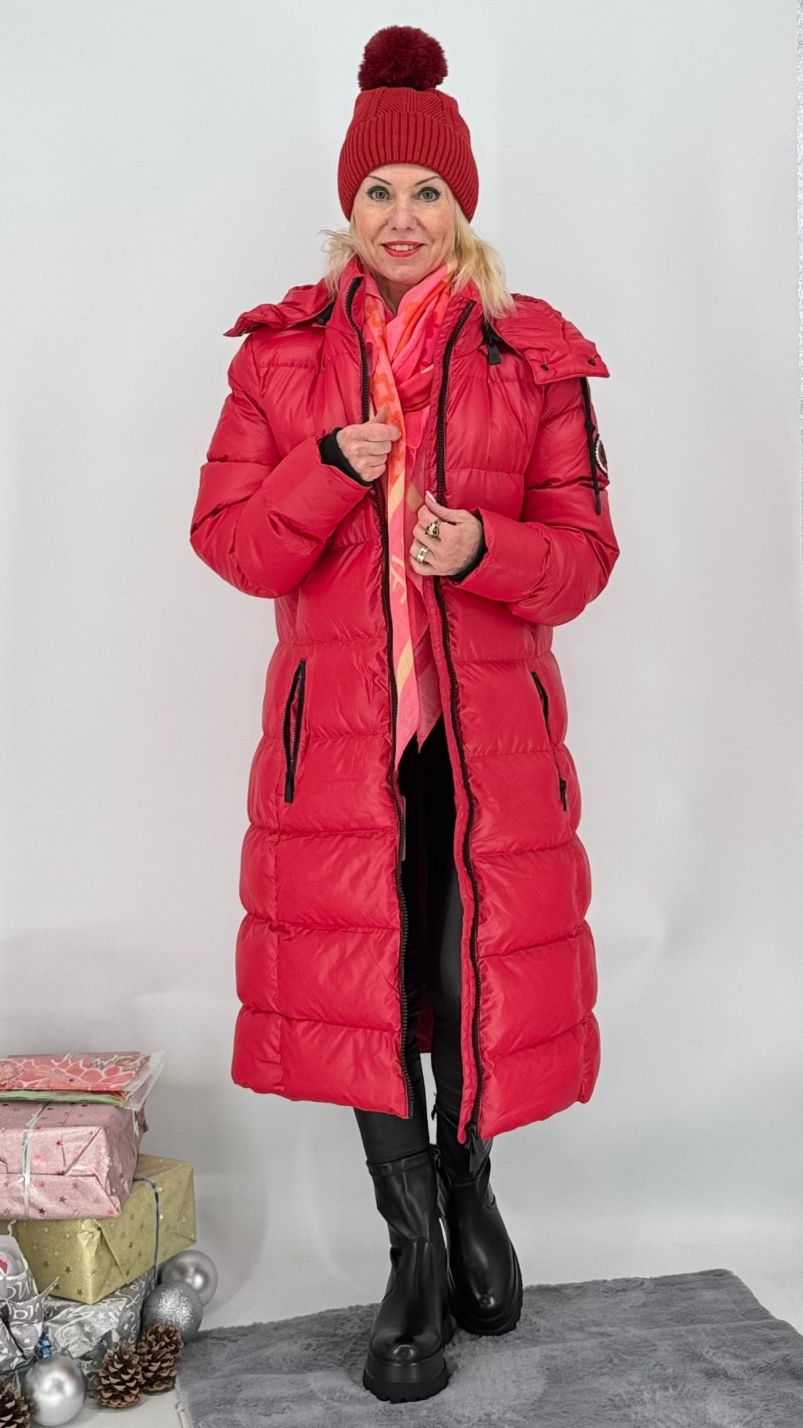 Stepp-Mantel in rot mit Kapuze