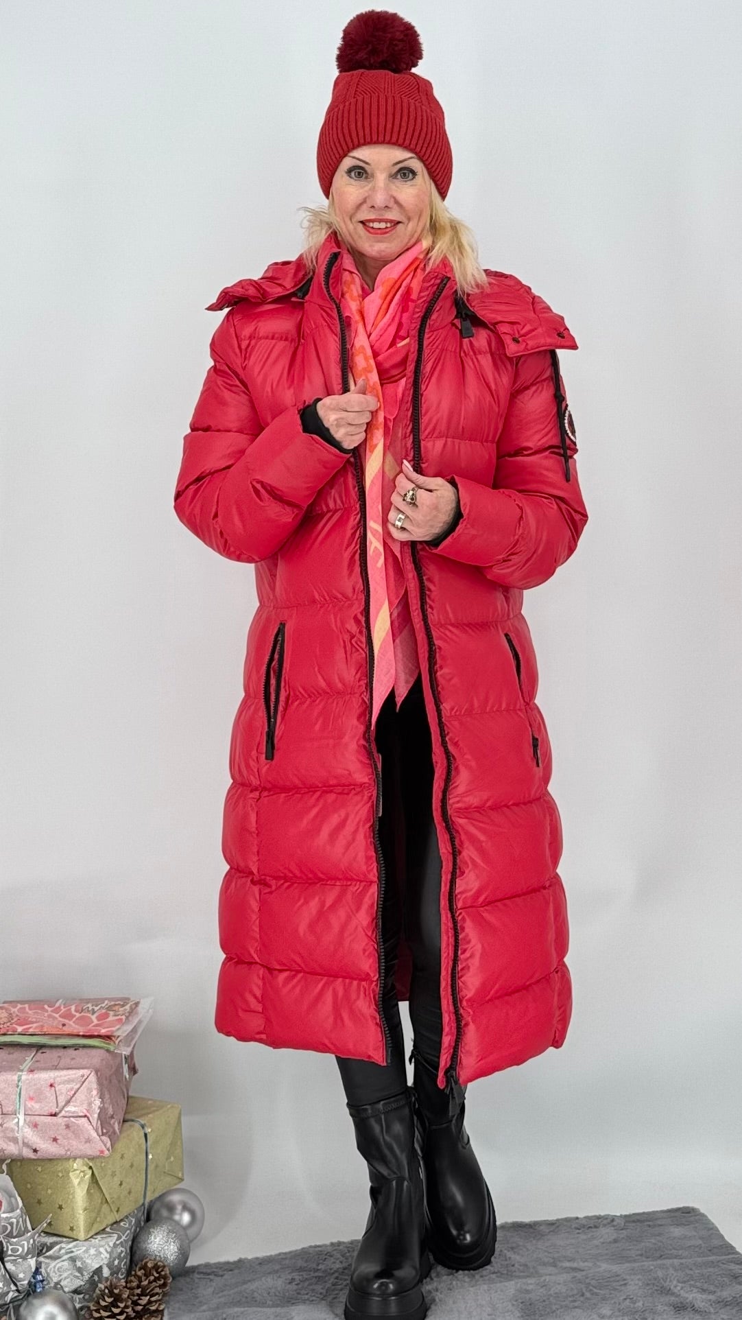 Stepp-Mantel in rot mit Kapuze