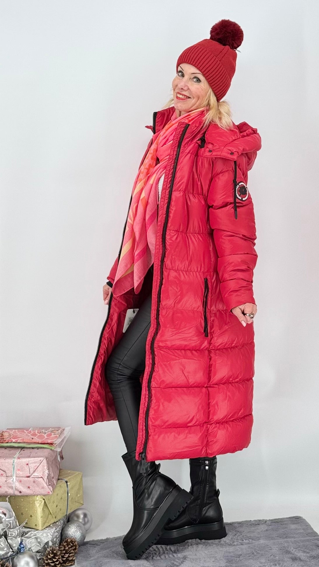 Stepp-Mantel in rot mit Kapuze