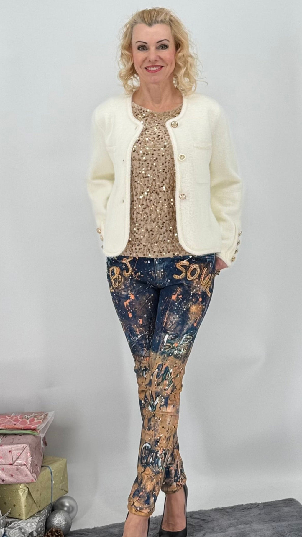 Kuschelige Strickjacke mit Details,weiß, schwarz