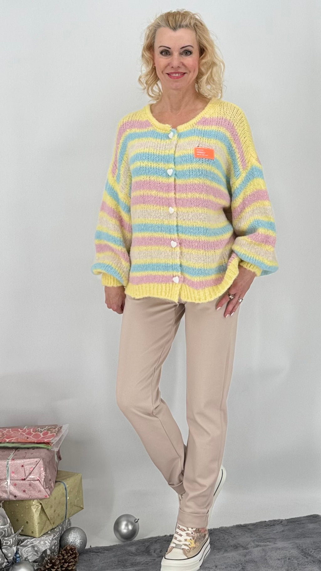 Strickjacke mit Knöpfen, mit Wolle