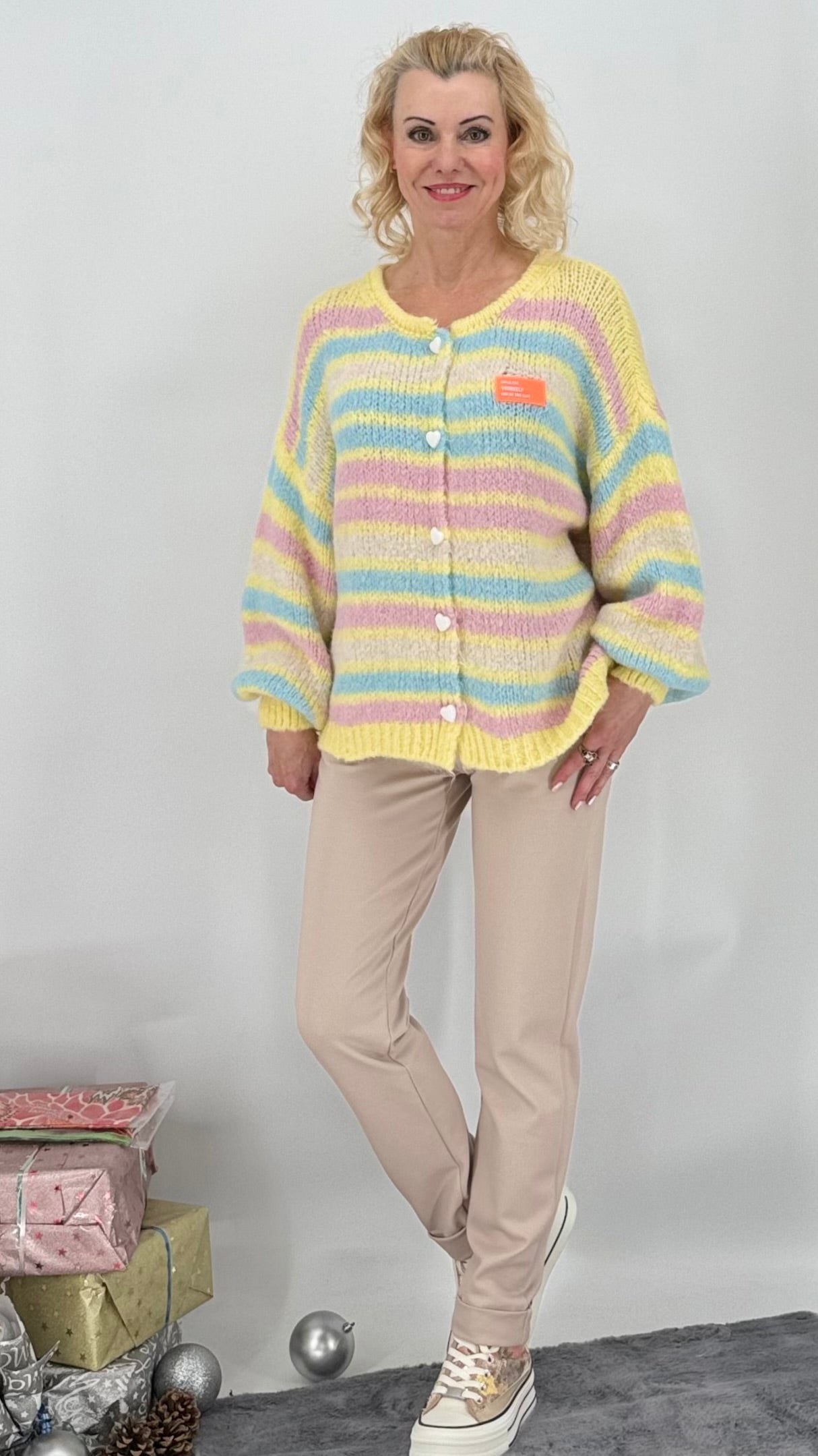 Strickjacke mit Knöpfen, mit Wolle