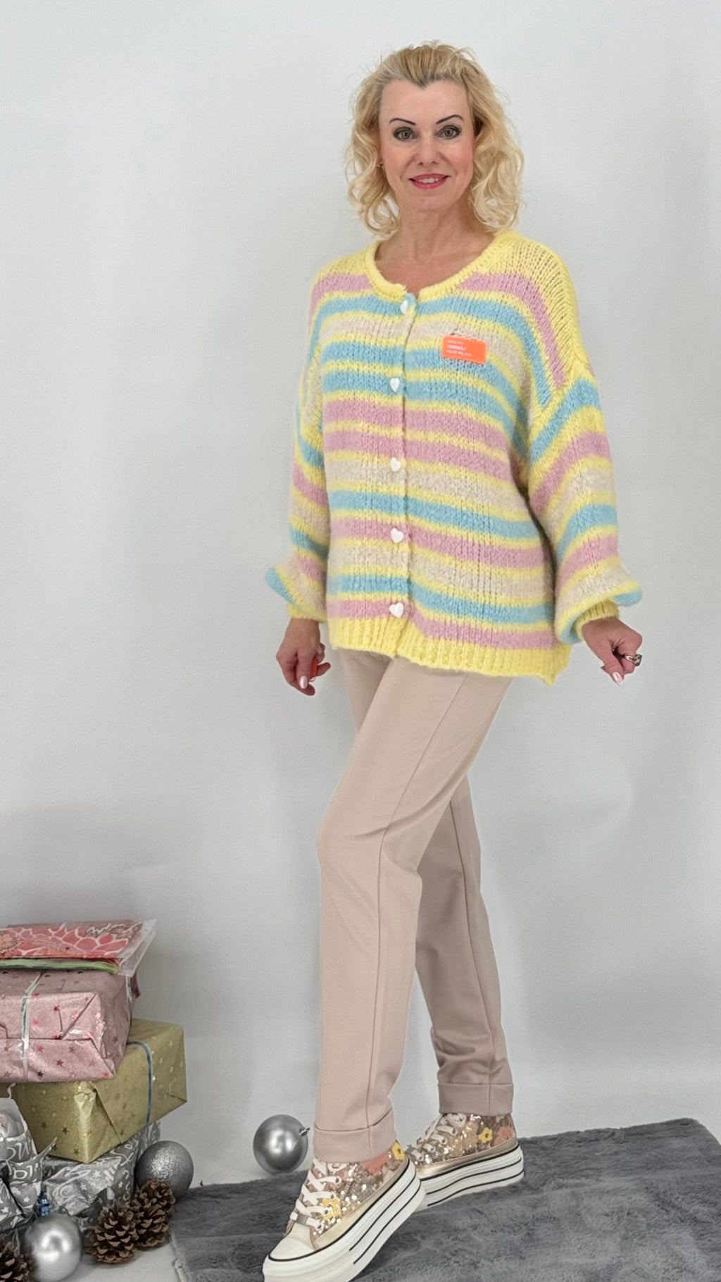 Strickjacke mit Knöpfen, mit Wolle