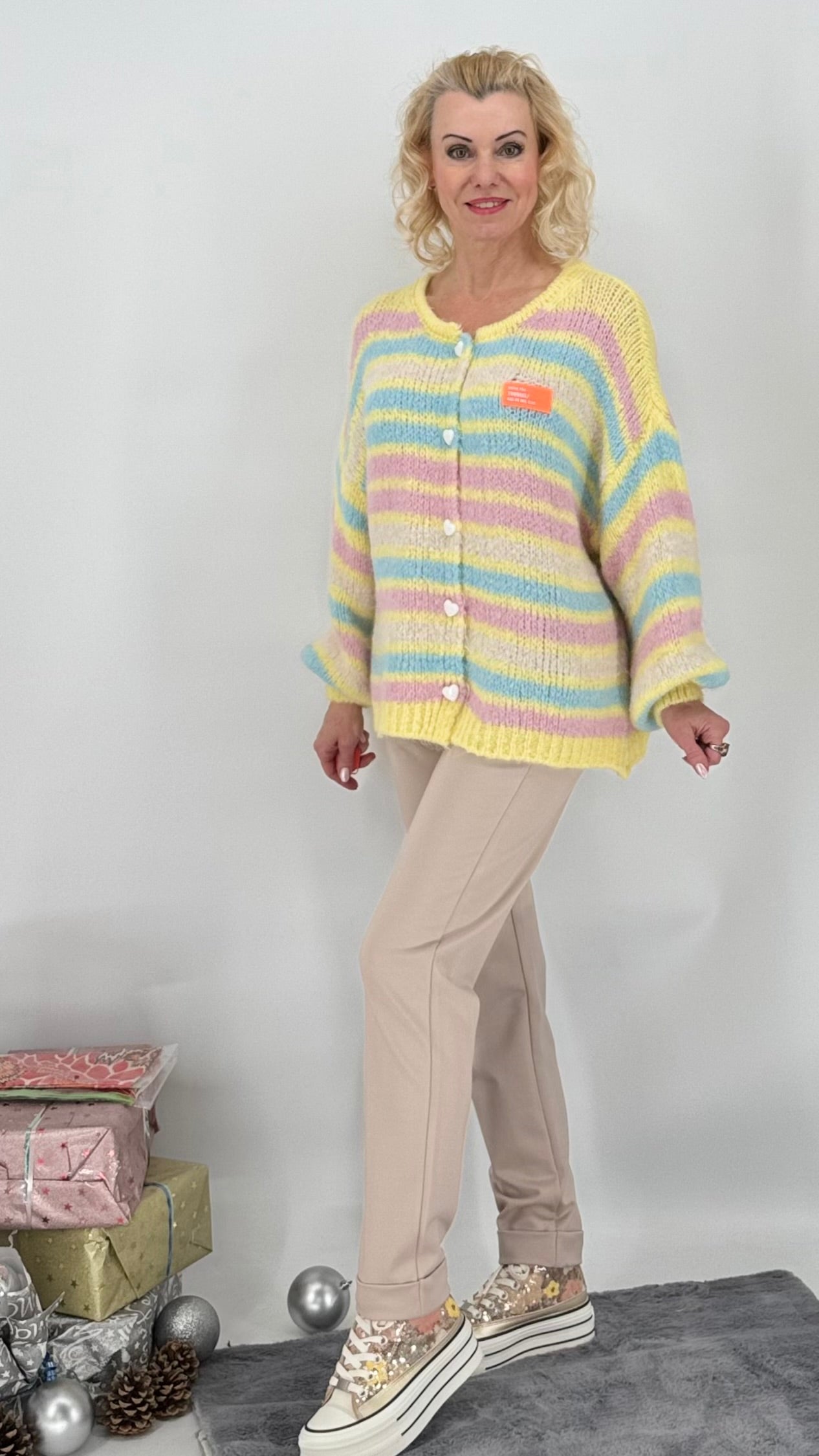 Strickjacke mit Knöpfen, mit Wolle