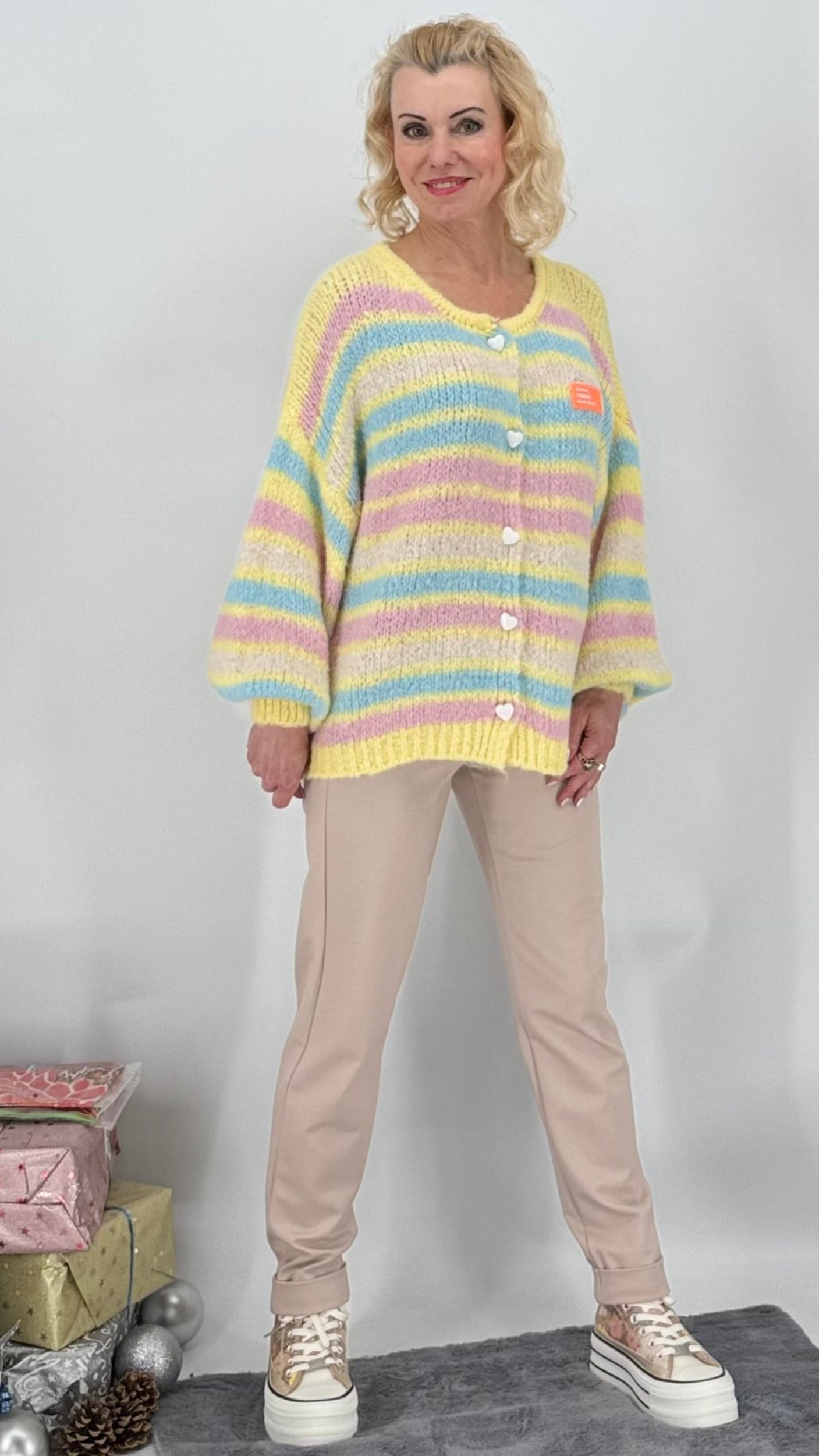 Strickjacke mit Knöpfen, mit Wolle