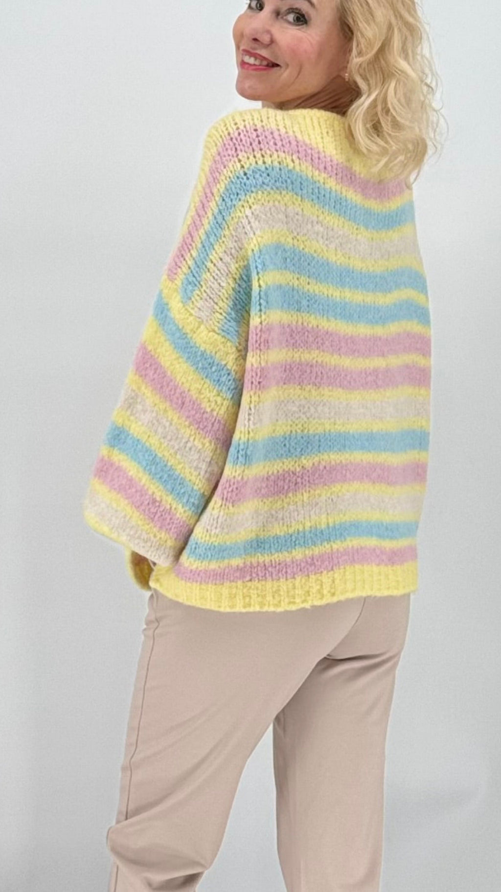 Strickjacke mit Knöpfen, mit Wolle