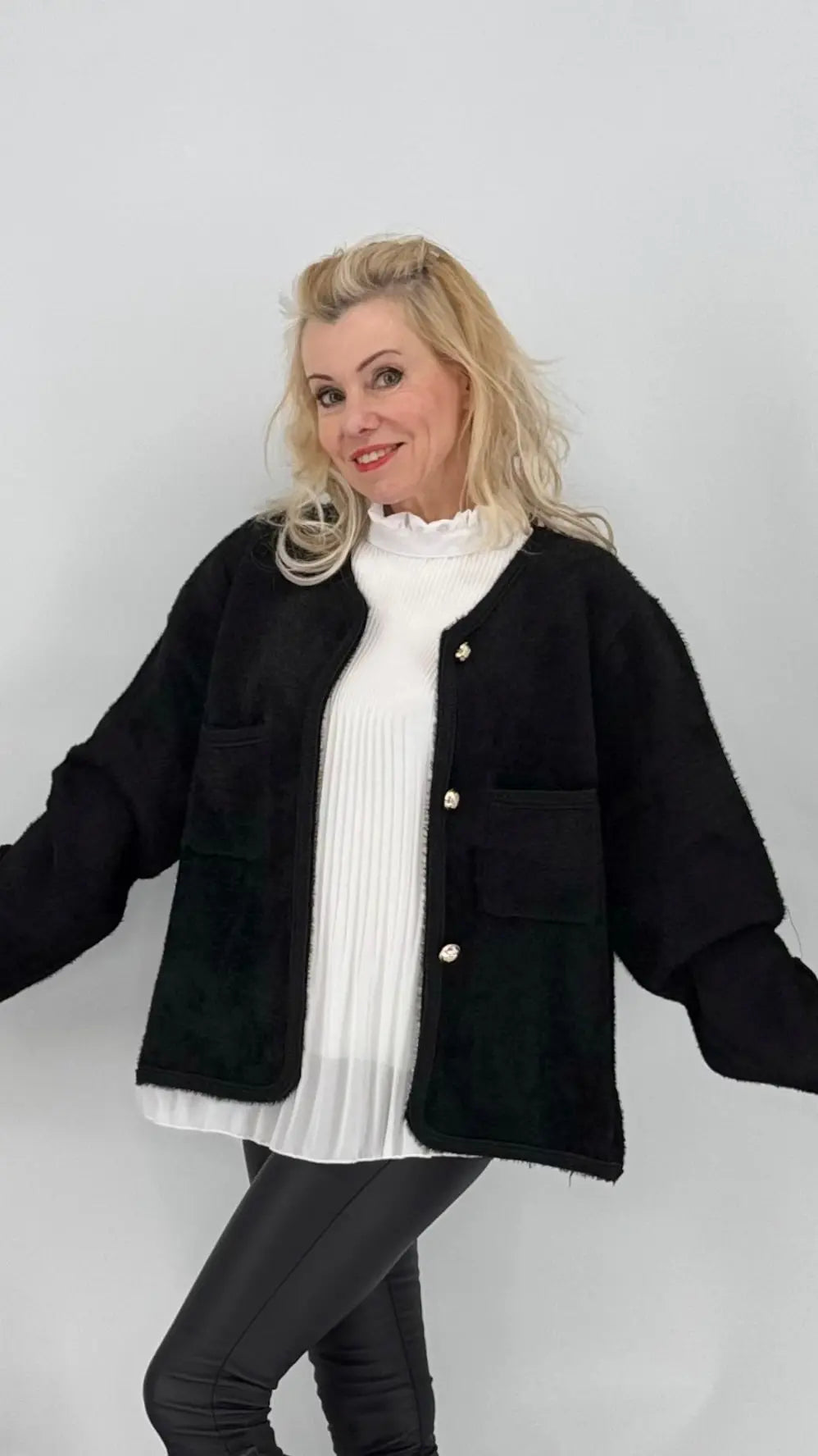 Kuschelige Strickjacke mit Details,weiß, schwarz - By Elena FashionBy Elena Fashion