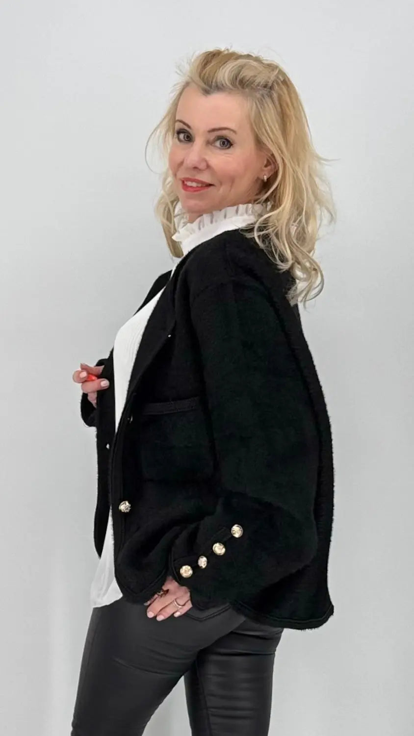 Kuschelige Strickjacke mit Details,weiß, schwarz - By Elena FashionBy Elena Fashion