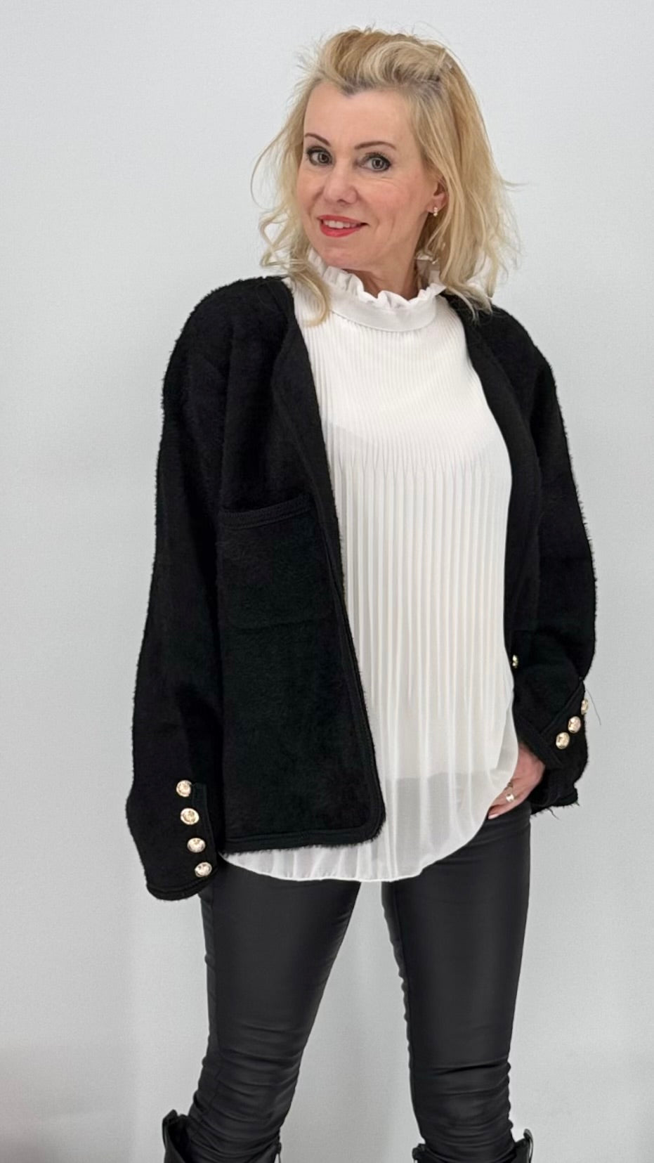 Kuschelige Strickjacke mit Details,weiß, schwarz