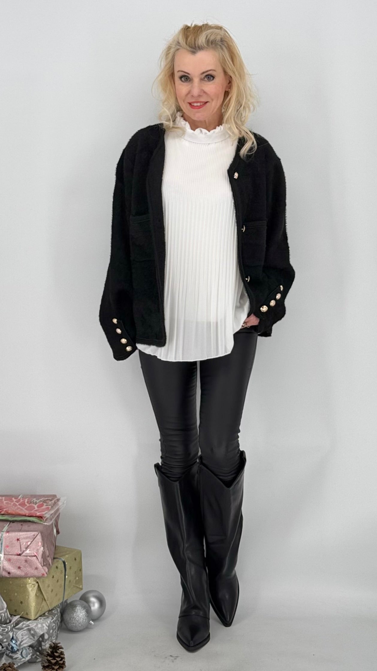 Kuschelige Strickjacke mit Details,weiß, schwarz