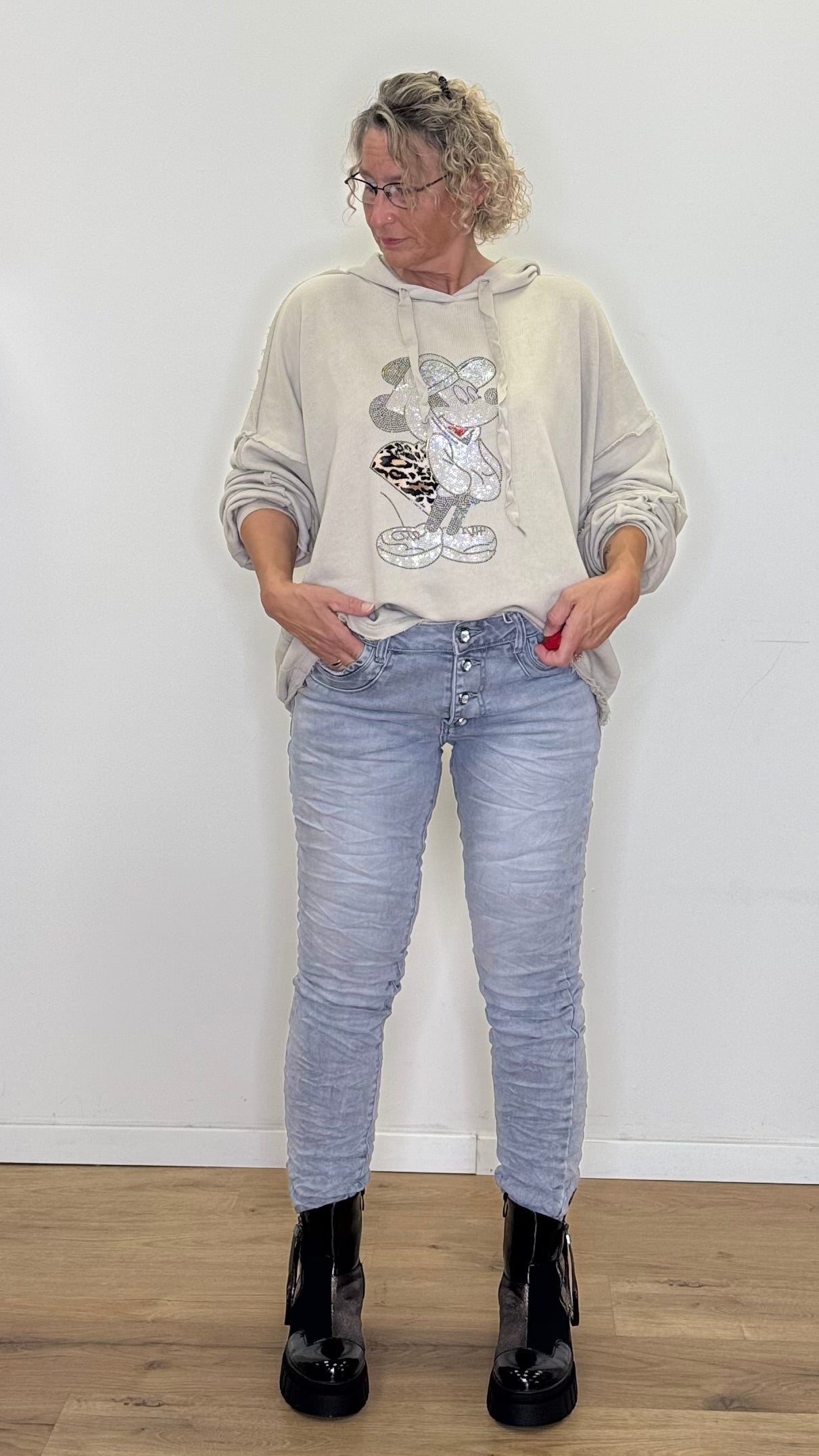 Jeans Hose Ice Grey mit designer Knöpfchen 8384