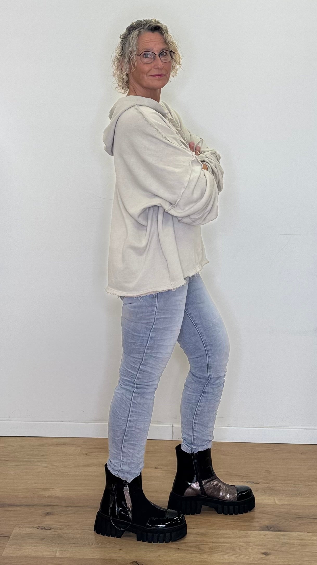 Jeans Hose Ice Grey mit designer Knöpfchen 8384