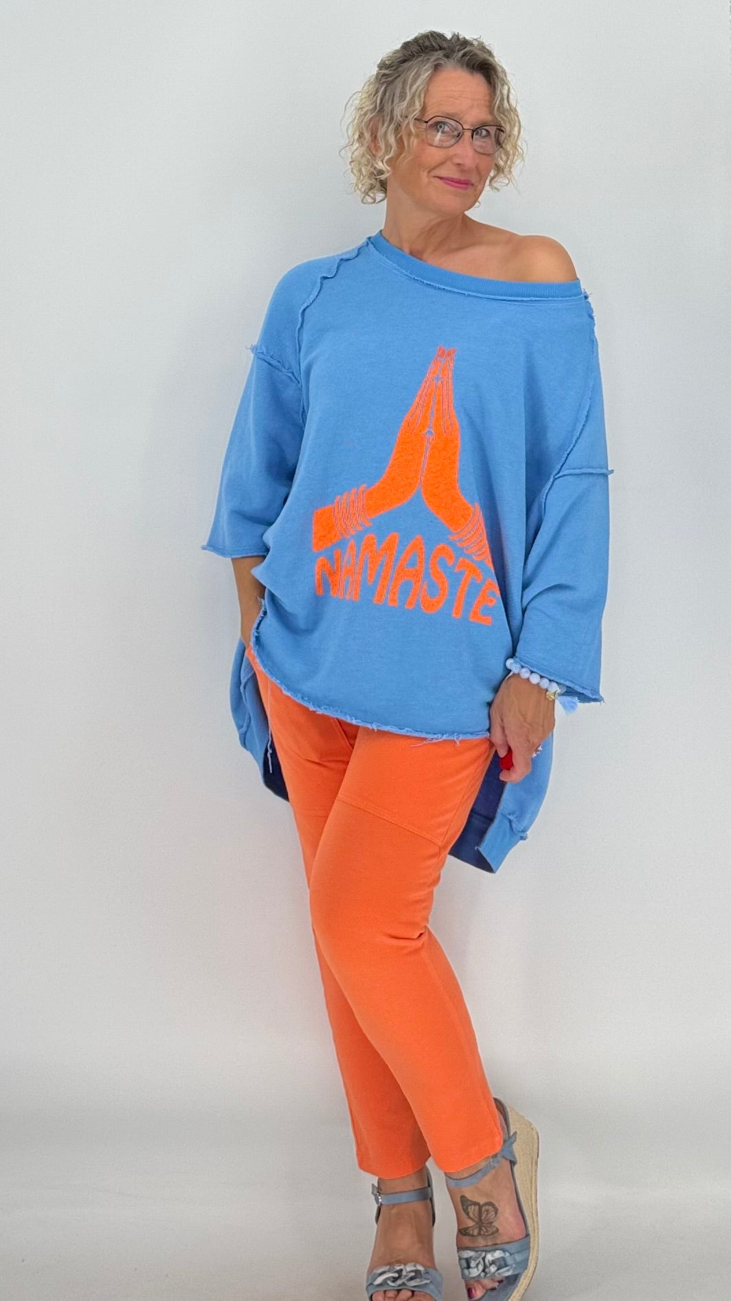 Sweatshirt in blau "NAMASTE"