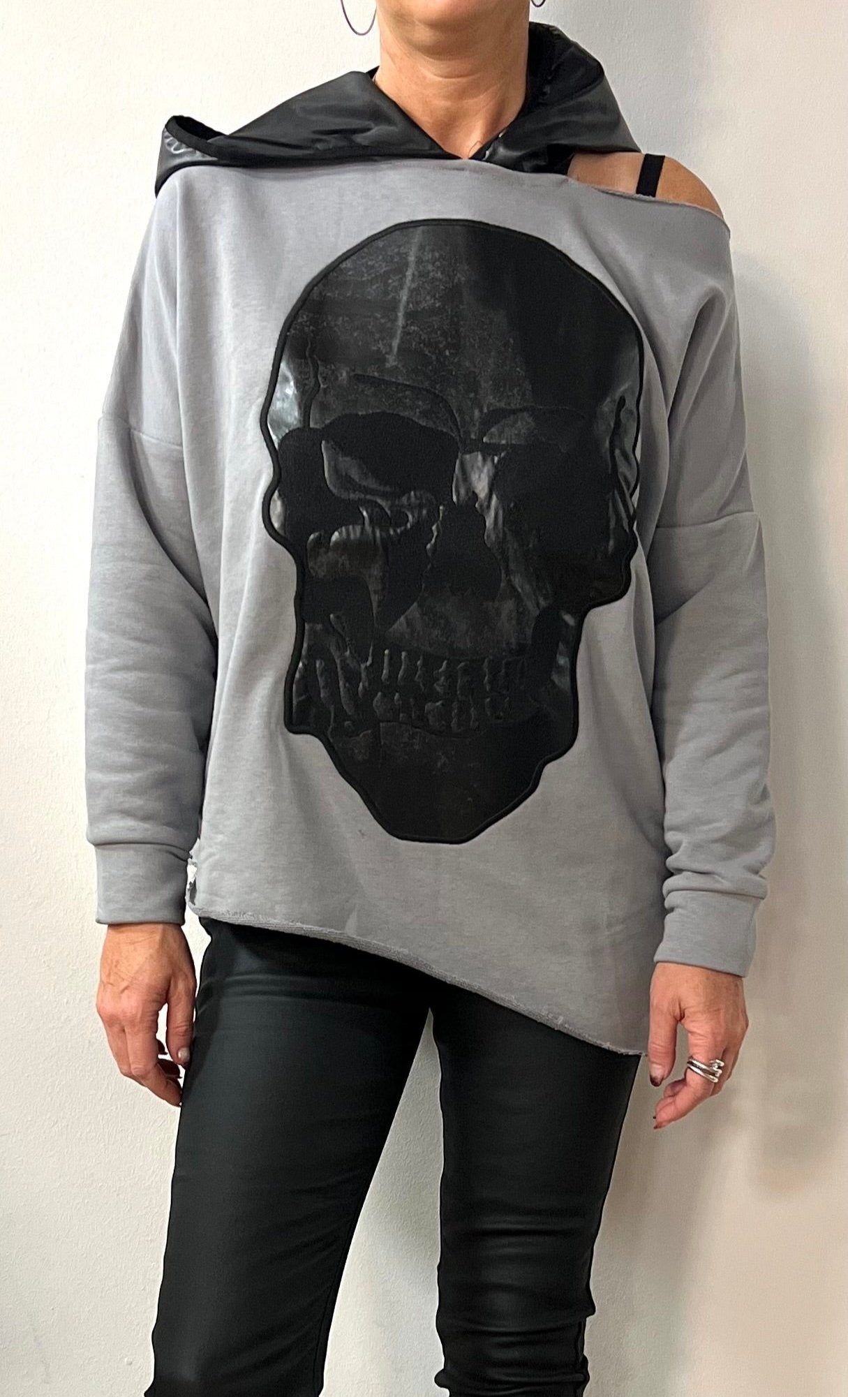 Shirt in grau mit Kapuze Skull