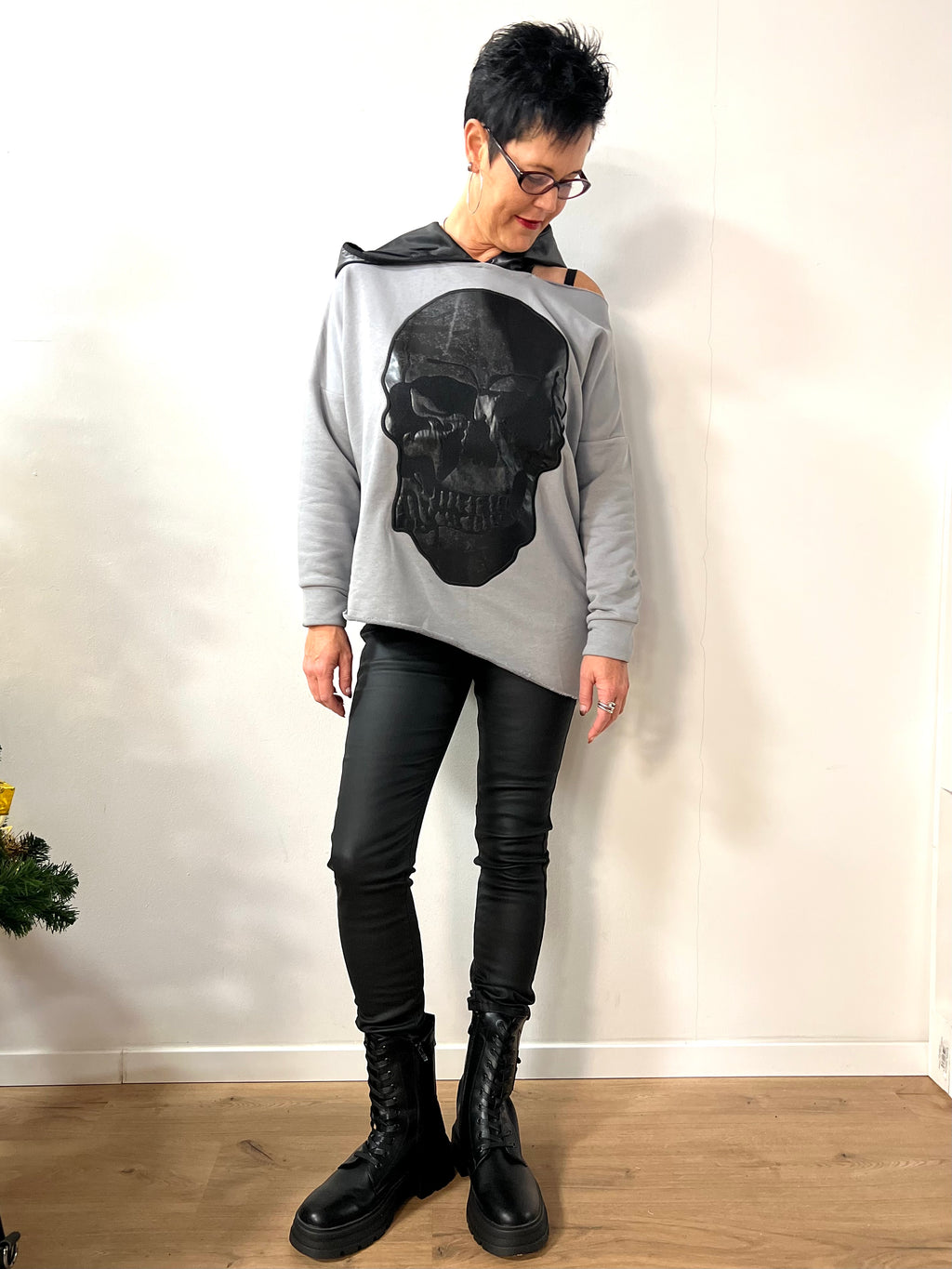 Shirt in grau mit Kapuze Skull