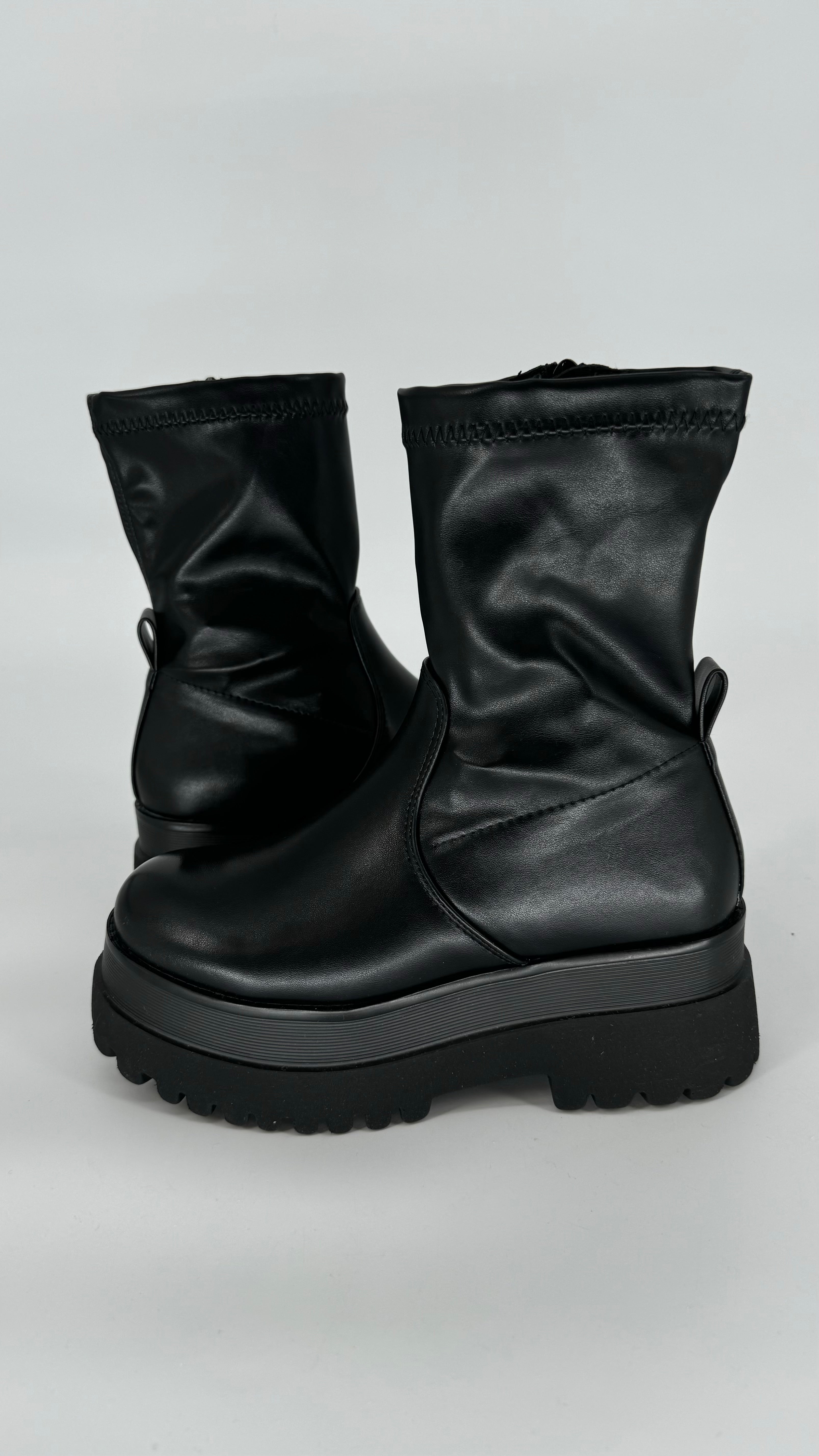 Boots Plateau Sohle schwarz D-72