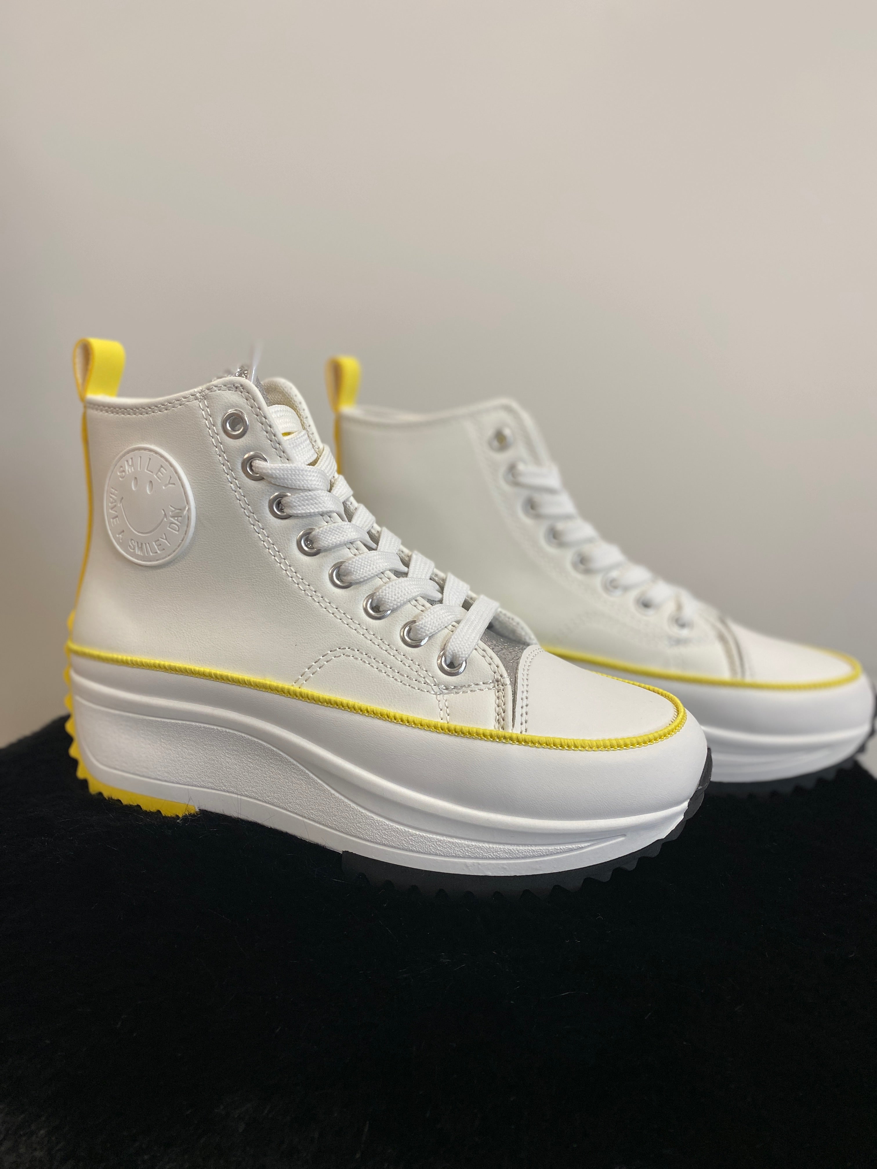 Sneaker "Smiley" weiß/gelb  mit silver metallic Zunge LS-671