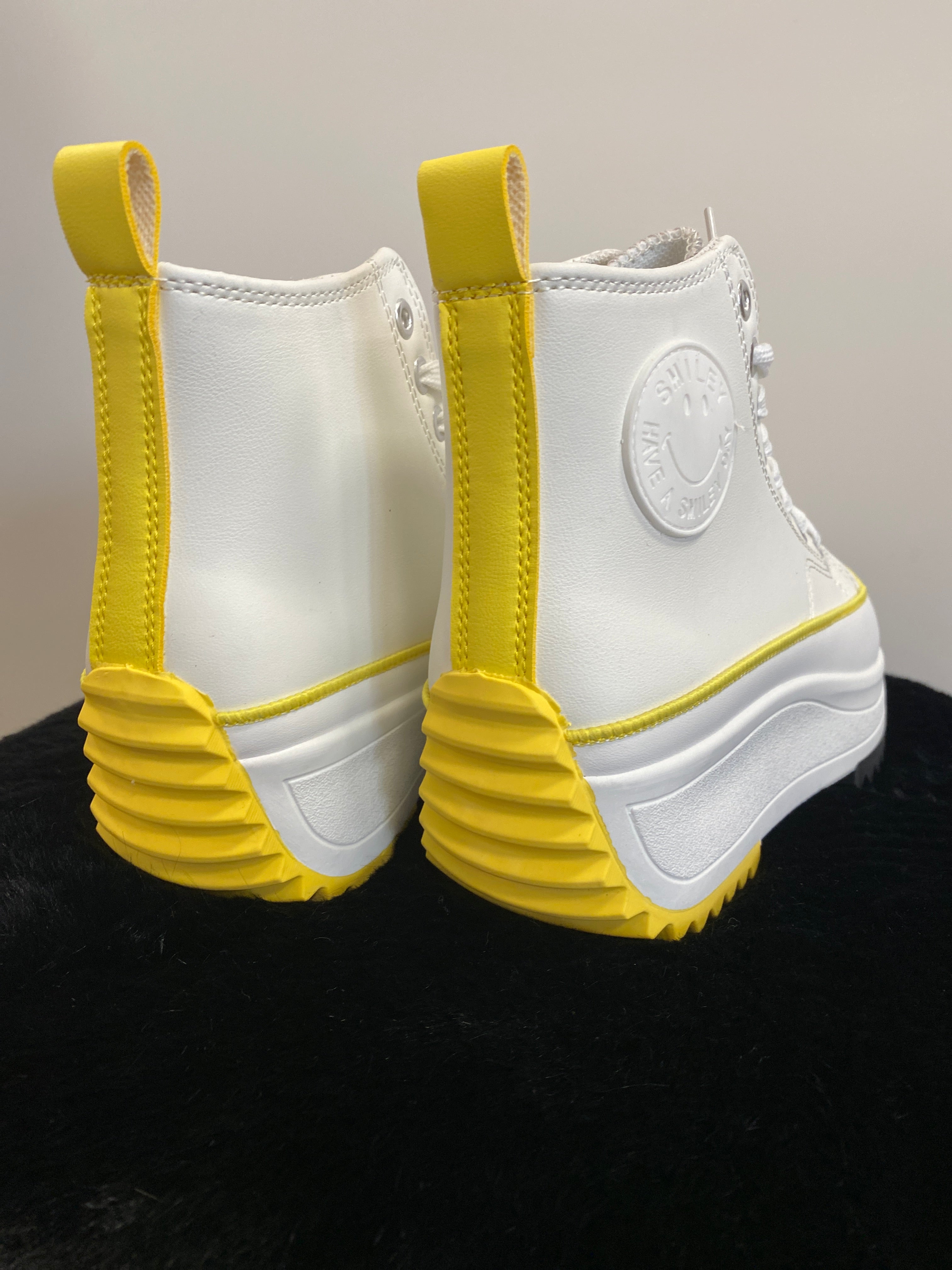 Sneaker "Smiley" weiß/gelb  mit silver metallic Zunge LS-671