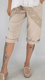 Bermuda mit Ösen-Detail  in Weiß und Beige