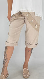 Bermuda mit Ösen-Detail  in Weiß und Beige
