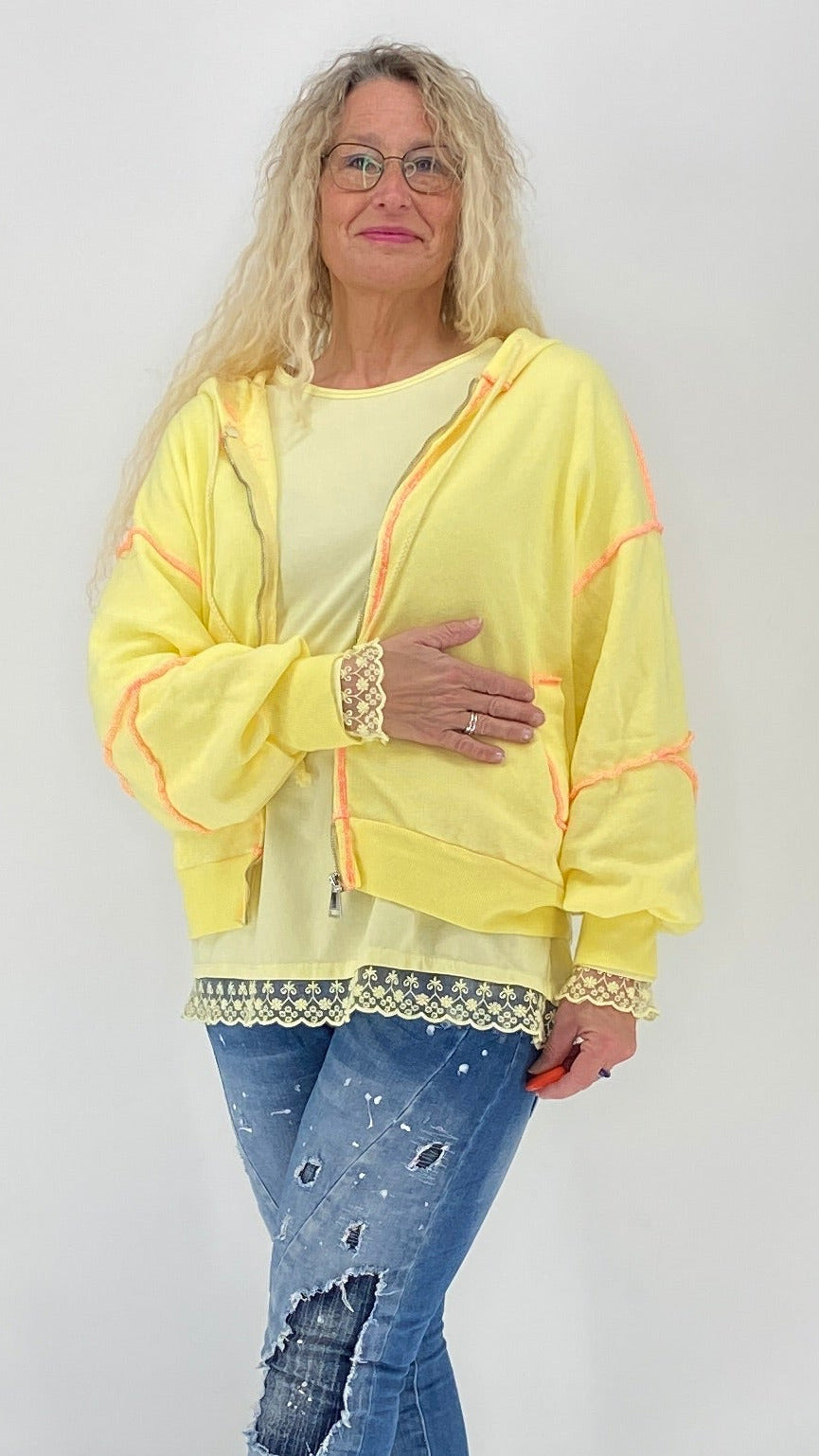 Sweety Jacke aus 100 % Baumwolle in Weiß, Blau und Gelb