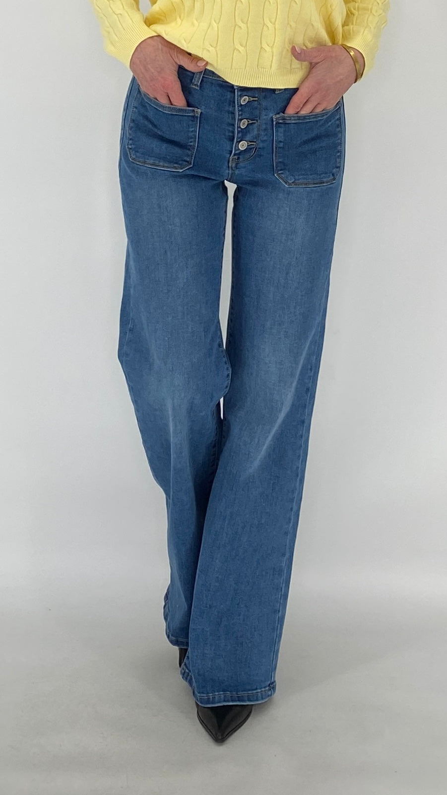 Mid Waist Jeans mit Knöpfchen