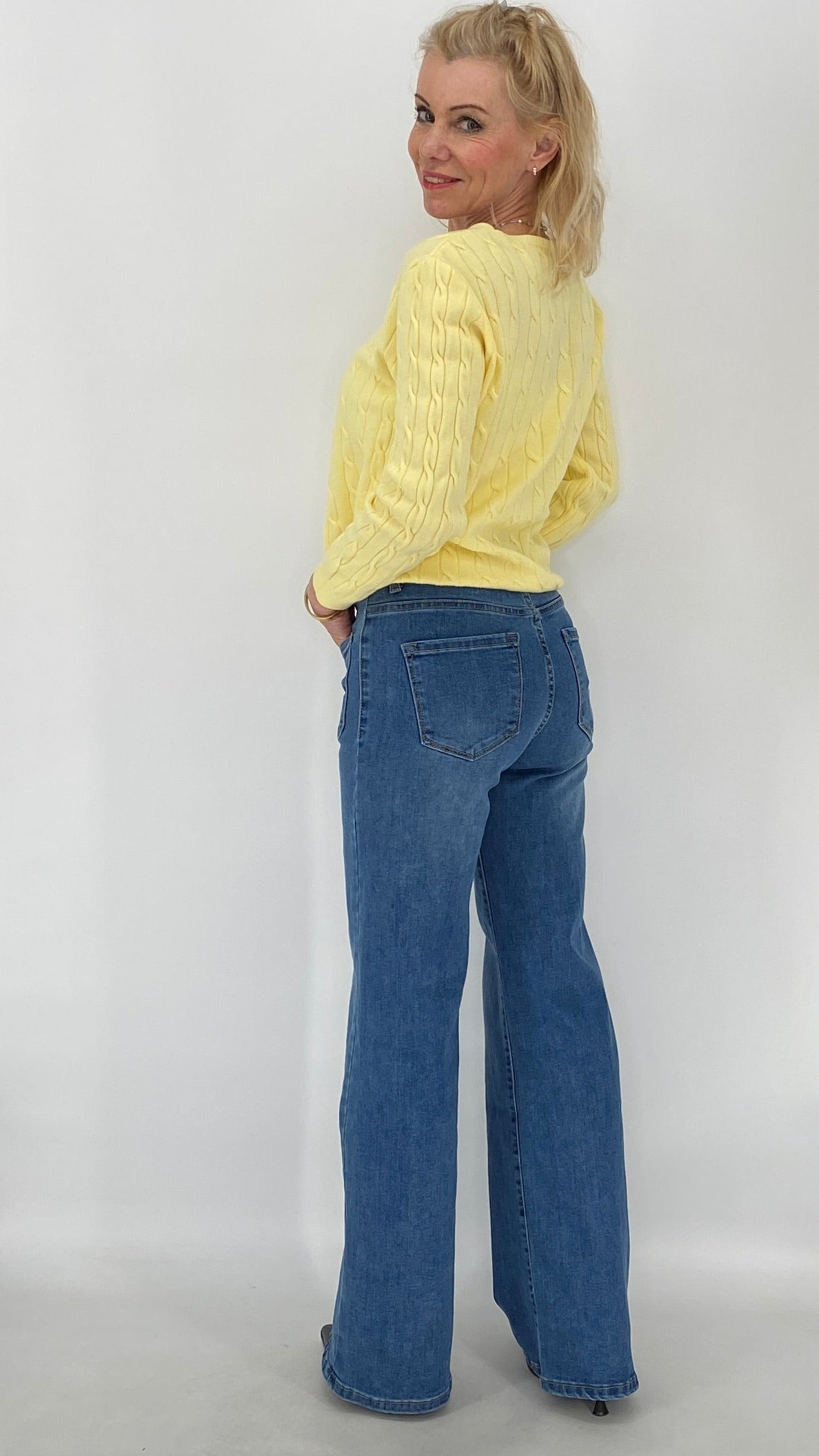 Mid Waist Jeans mit Knöpfchen