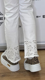 Jeans mit floralen Stickereien Weiß