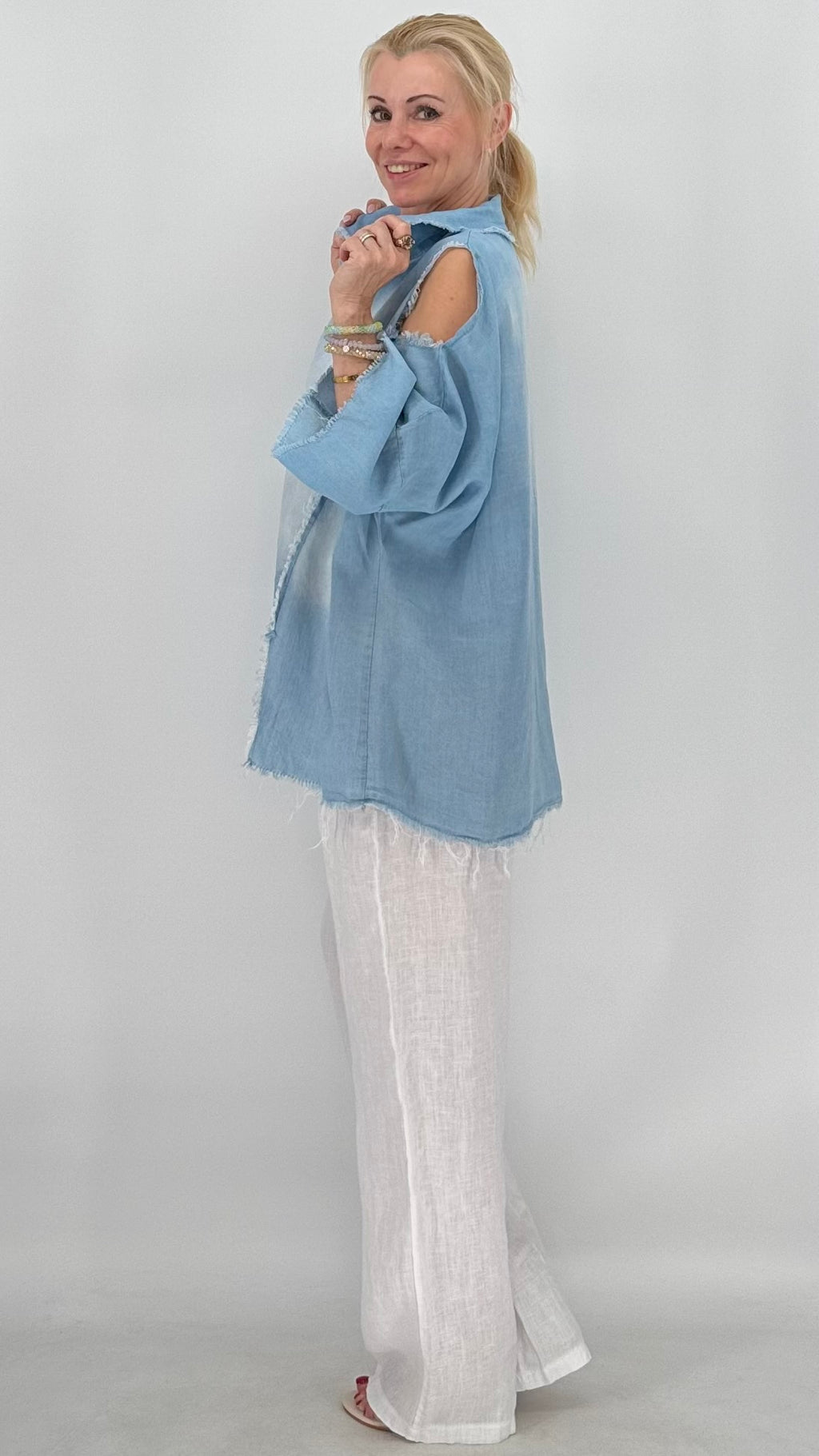 Bluse mit Cut Outs und ausgefranstem Abschluss