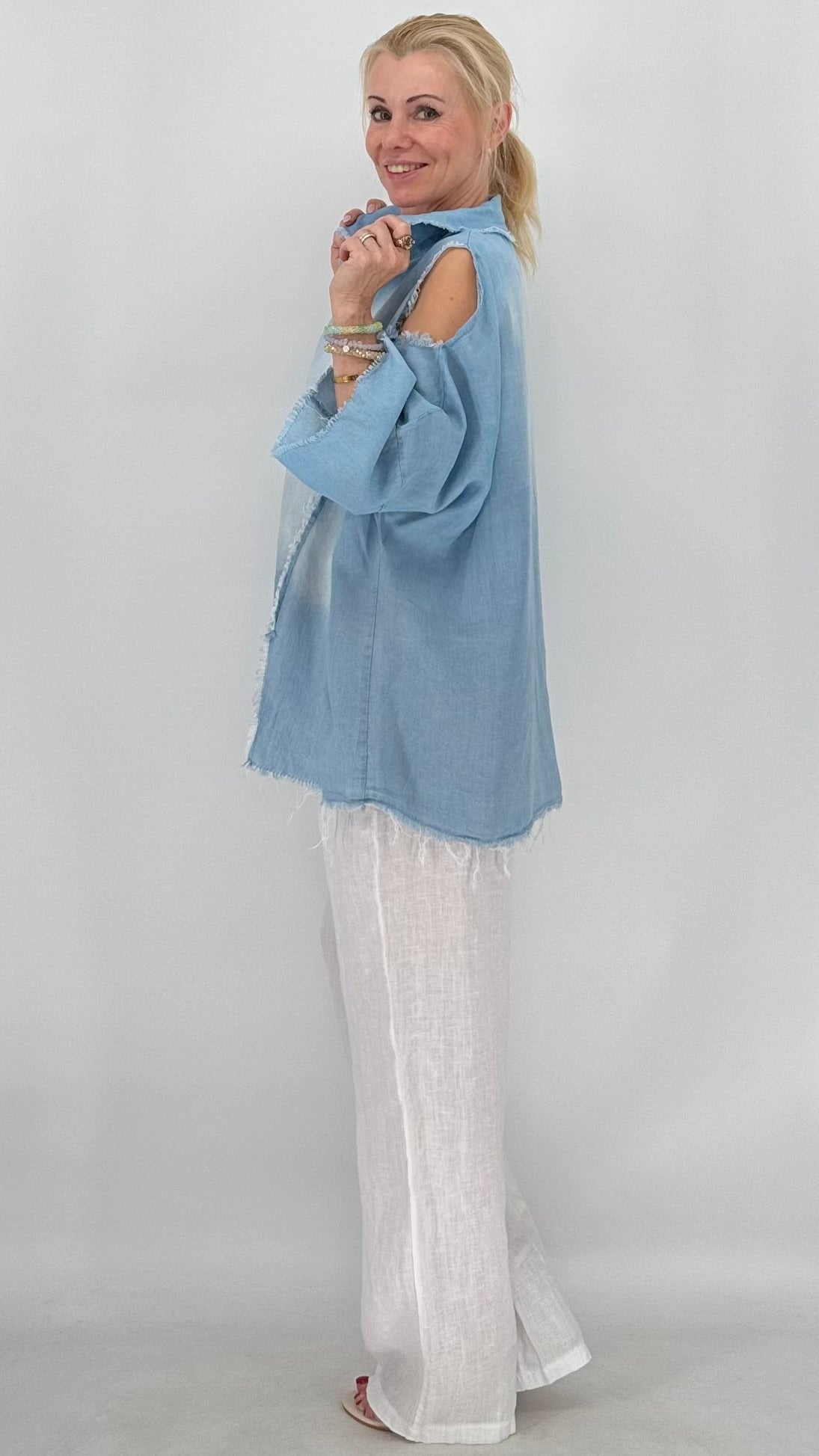 Bluse mit Cut Outs und ausgefranstem Abschluss