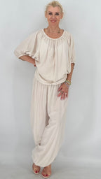 Lässiger Damen -Set in Creme und Marineblau