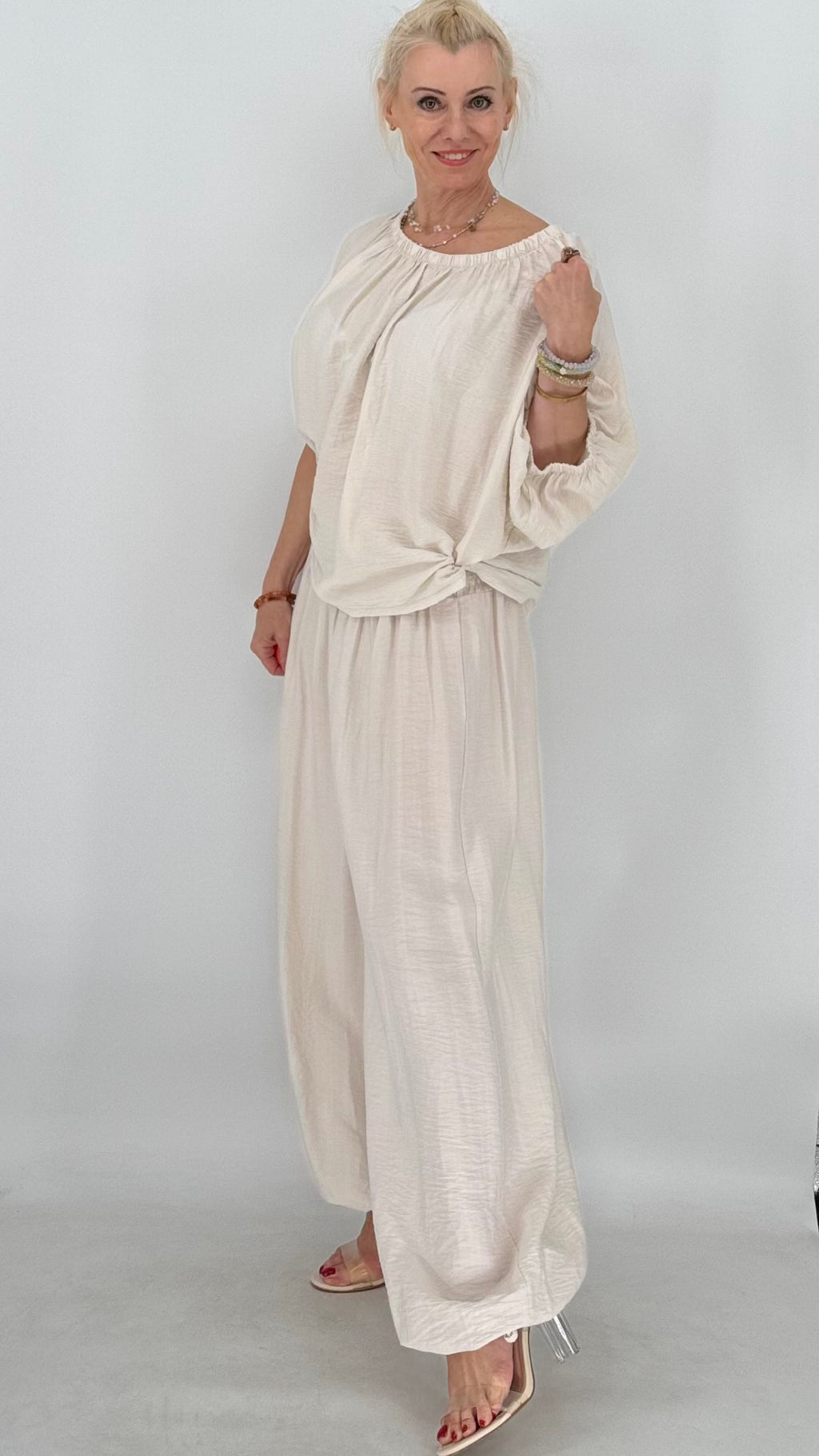 Lässiger Damen -Set in Creme und Marineblau