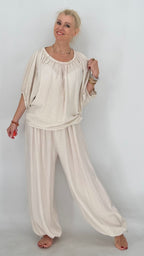 Lässiger Damen -Set in Creme und Marineblau