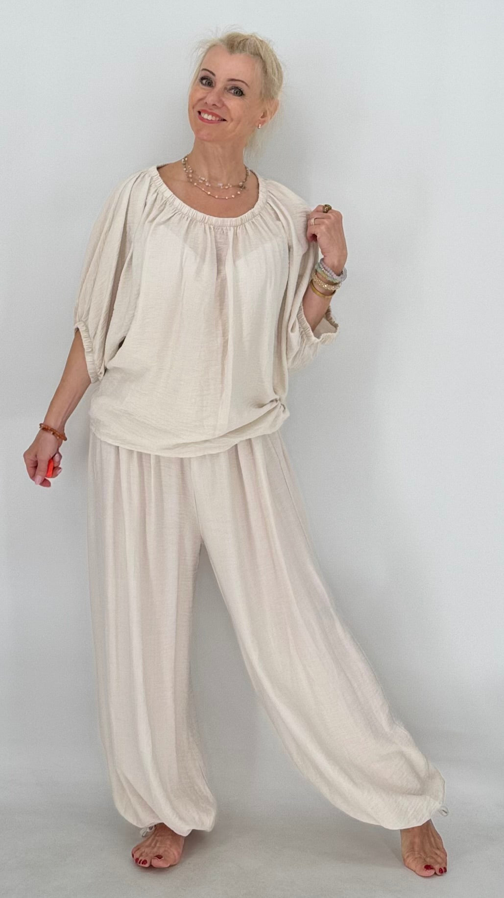 Lässiger Damen -Set in Creme und Marineblau