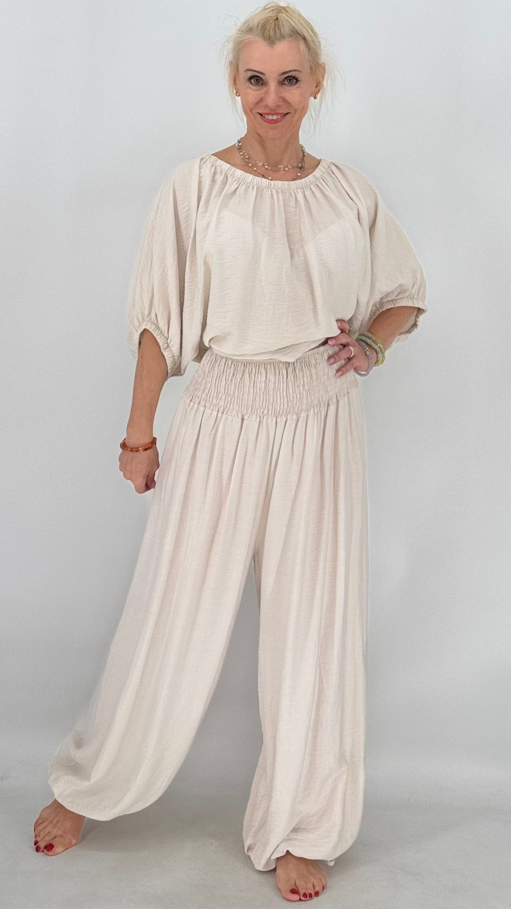 Lässiger Damen -Set in Creme und Marineblau