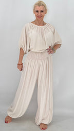 Lässiger Damen -Set in Creme und Marineblau