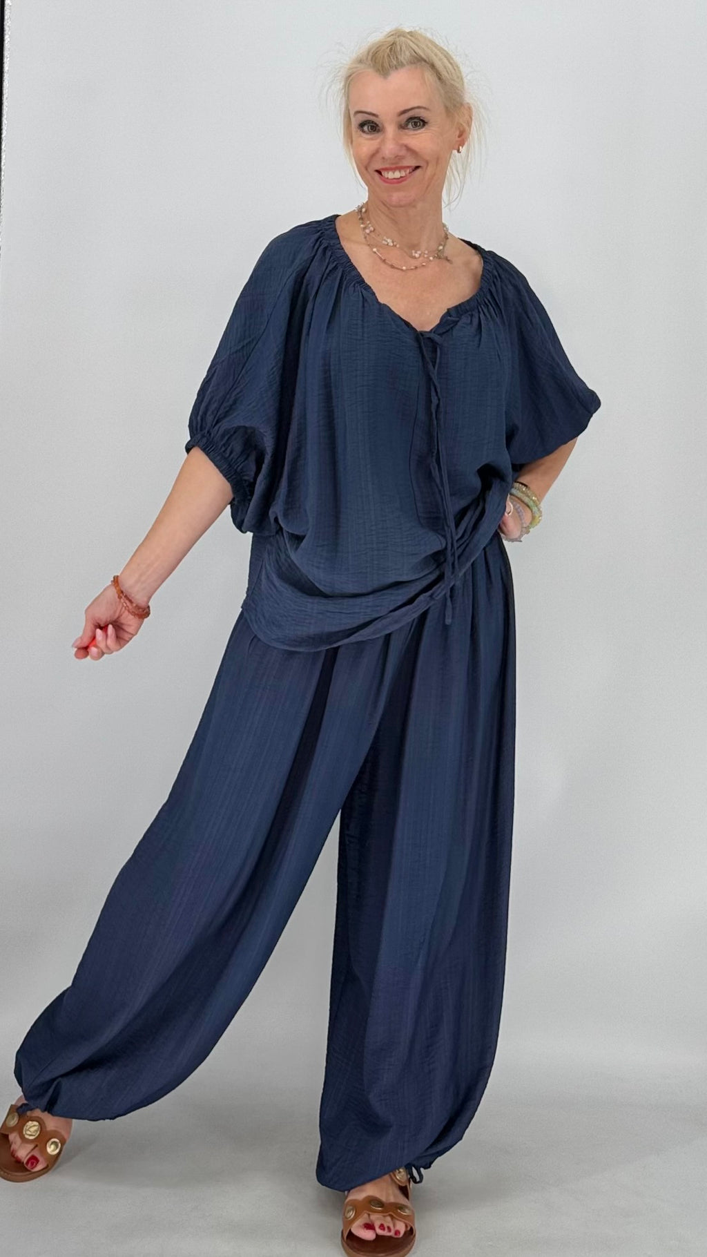 Lässiger Damen -Set in Creme und Marineblau